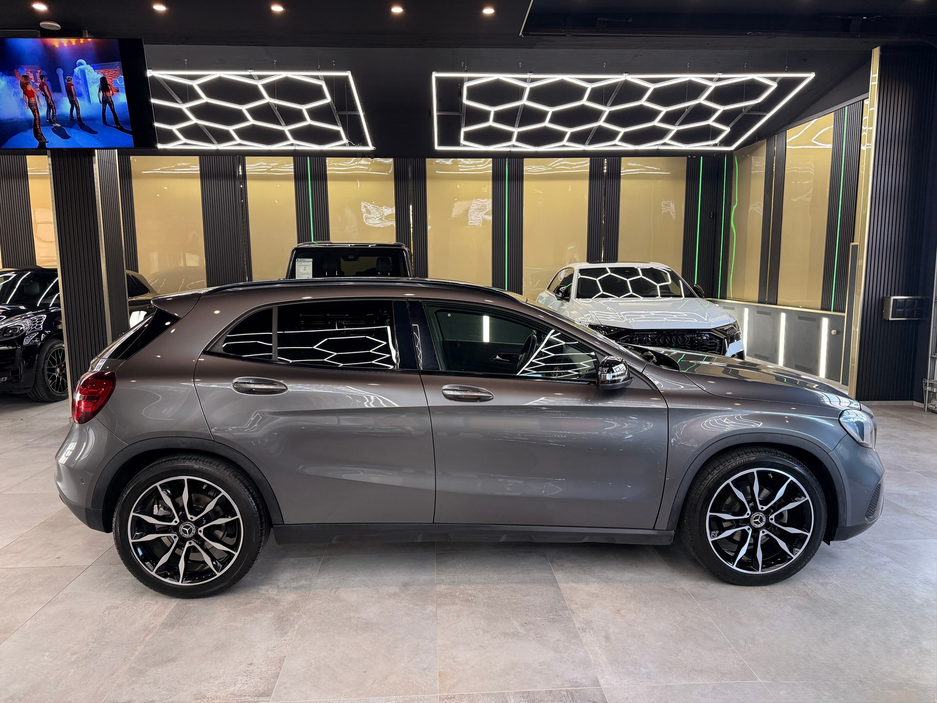MERCEDES-BENZ GLA 200 Night Star 7G-DCT-showroom-element-3