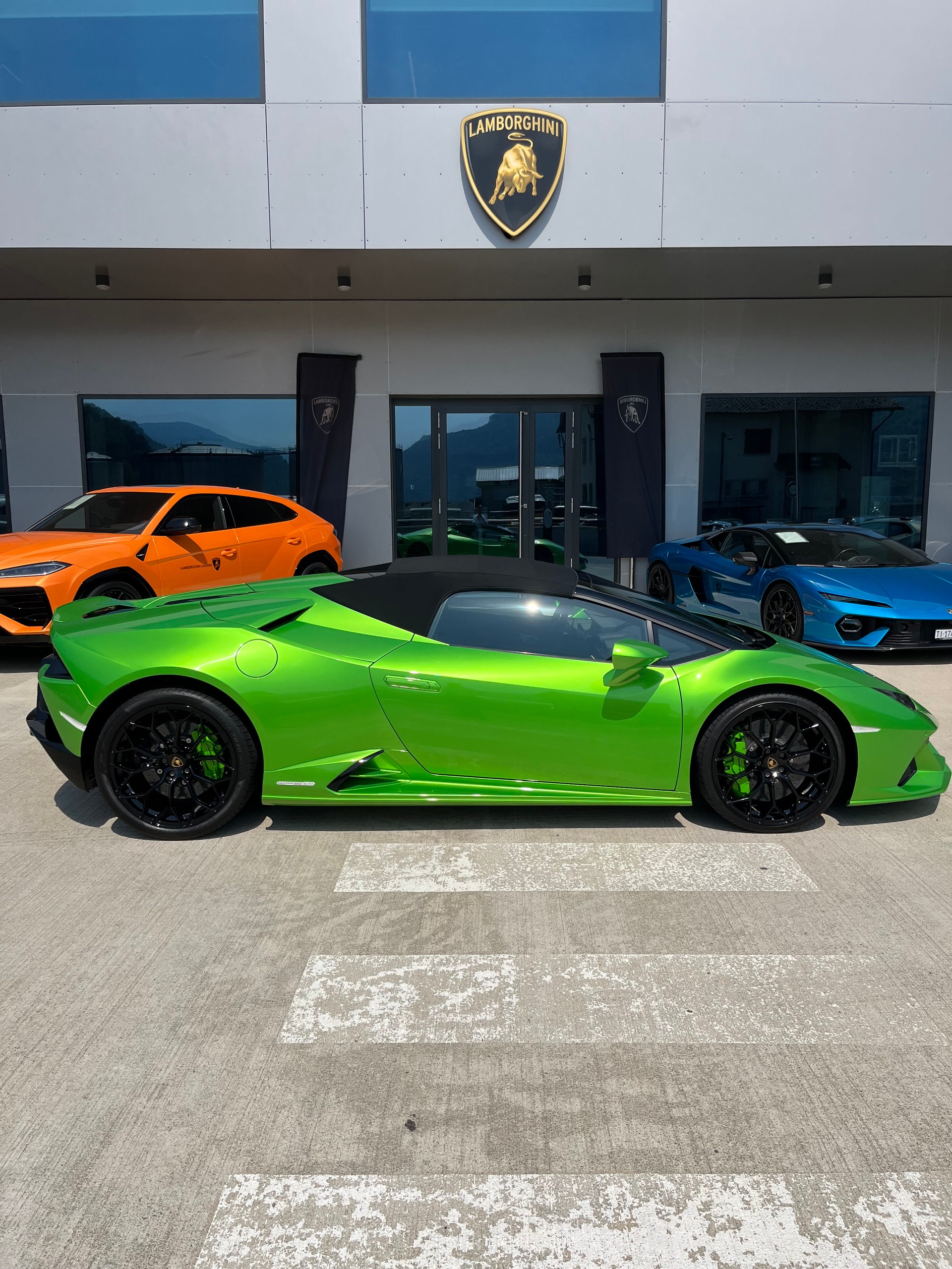 LAMBORGHINI Huracan EVO Spyder MY24 Selezione Certified Pre-Owned Certifications: 150-point check list Lamborghini Lugano-showroom-element-2