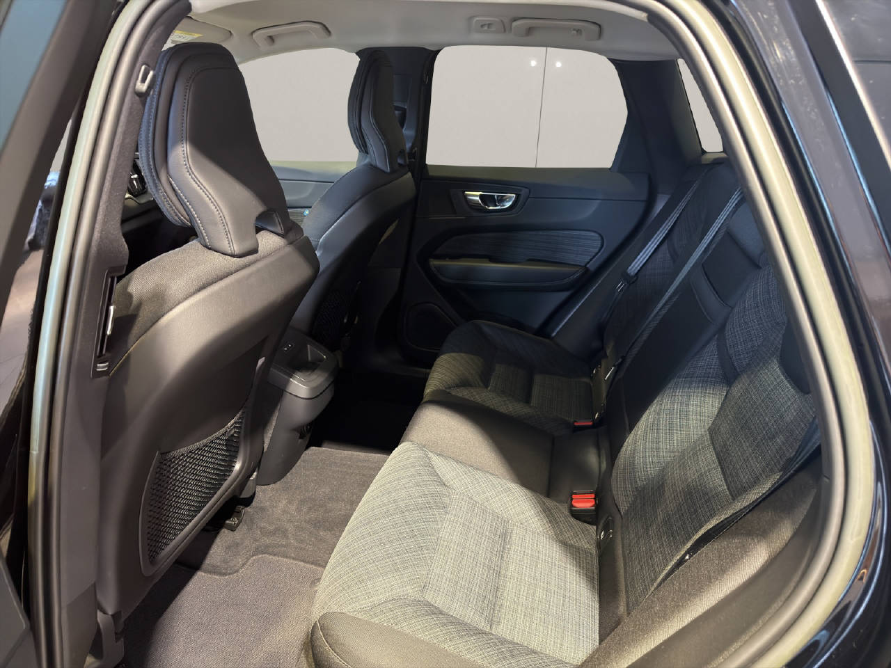 VOLVO XC60 2.0 B4 MH Momentum AWD-image-5