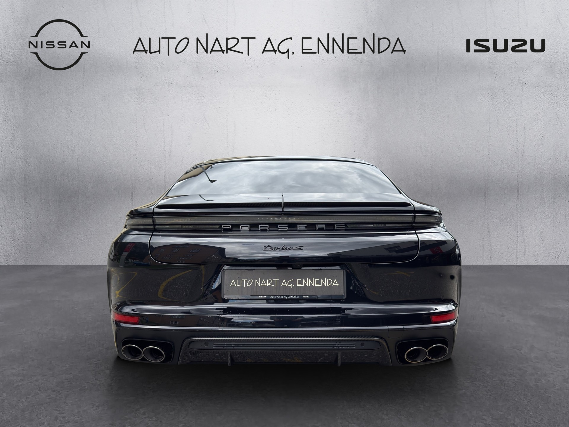 PORSCHE Panamera Turbo S E-Hybrid-showroom-element-3