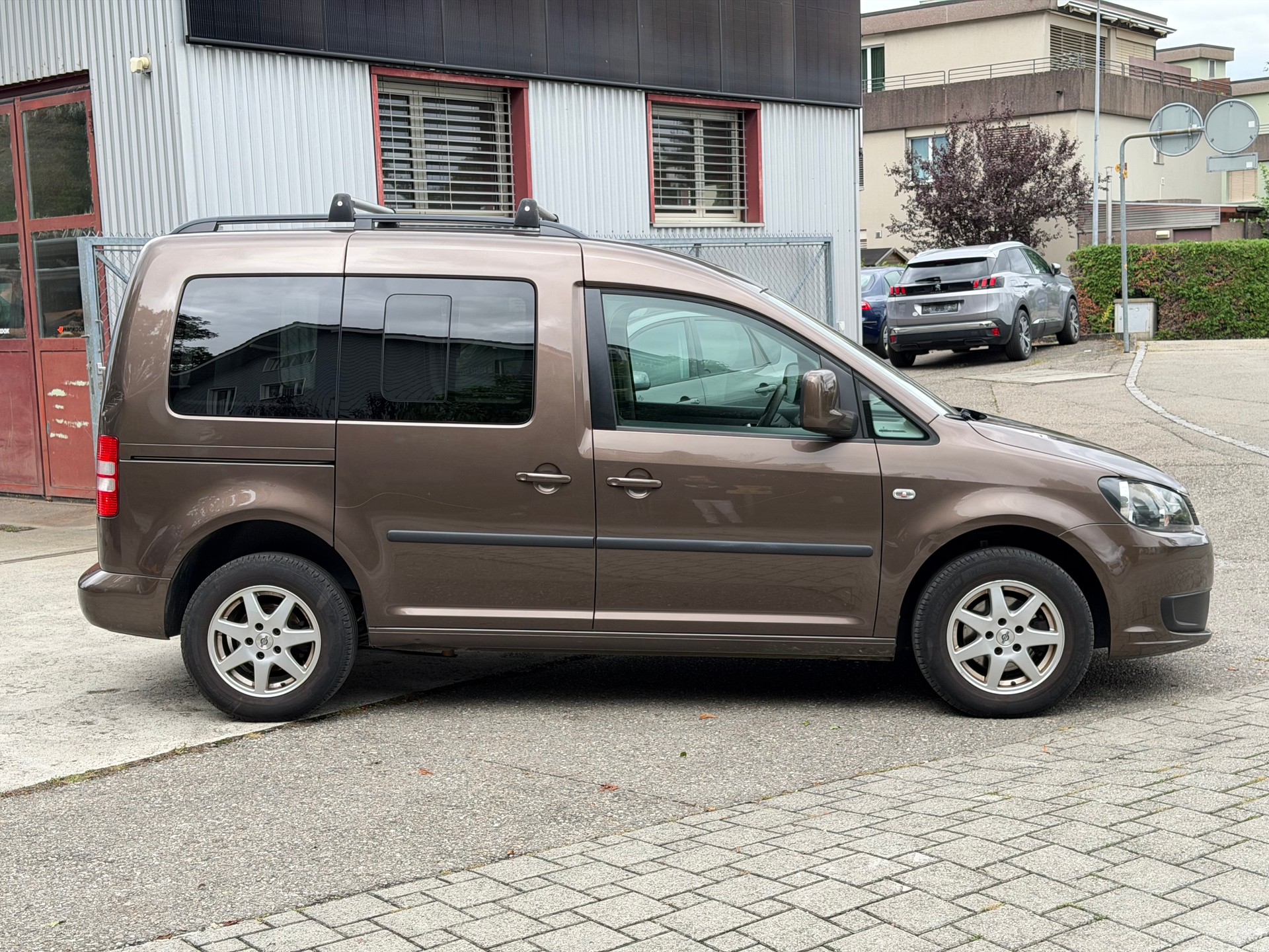 VW Caddy 1.2 TSI Family-image-1