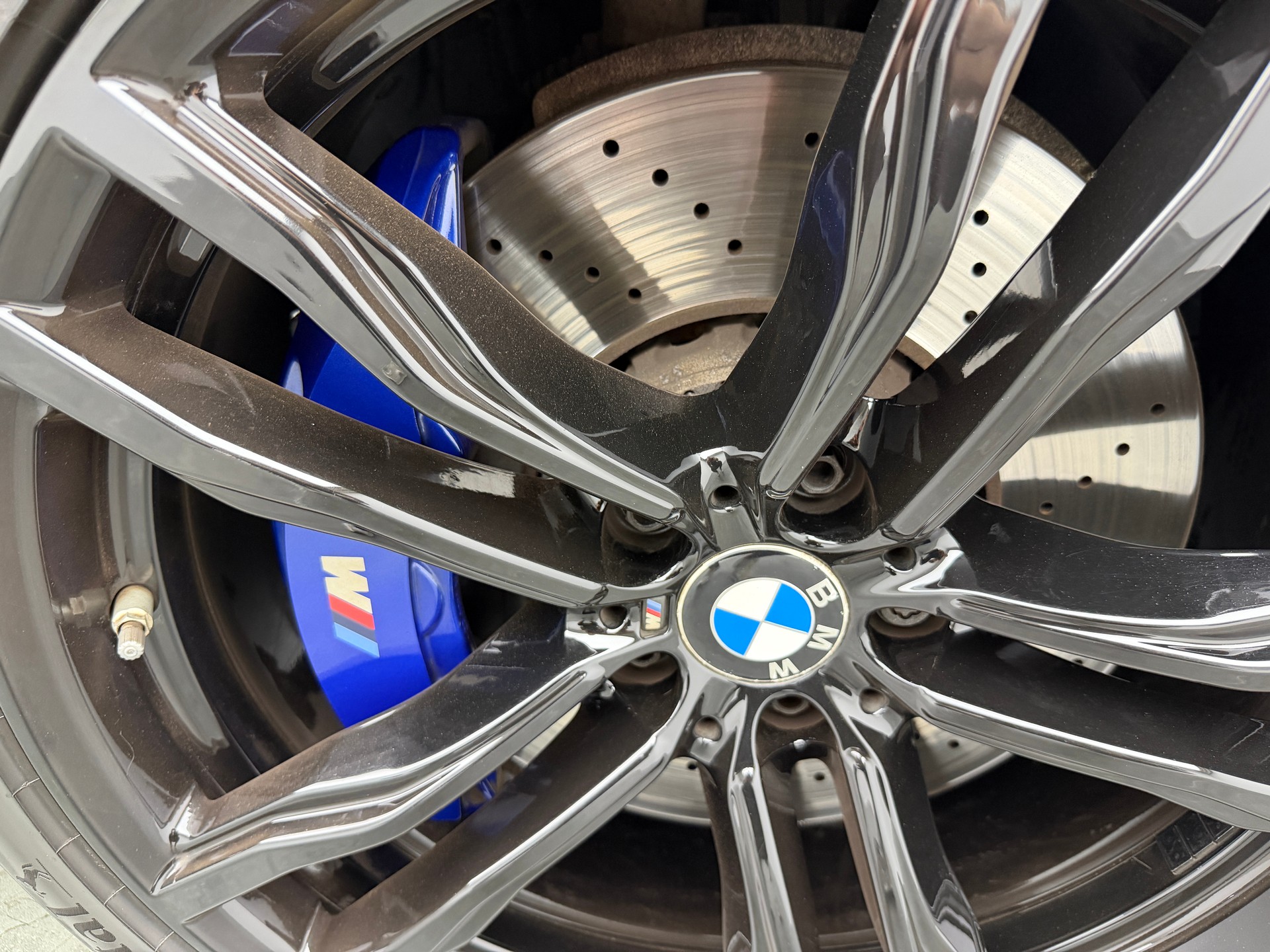 BMW X5M Edition Black Fire Steptronic / Akrapovic Abgasanlage / H&R Federn / 360° Kamera / Panoramadach / H&K Soundsystem-image-23