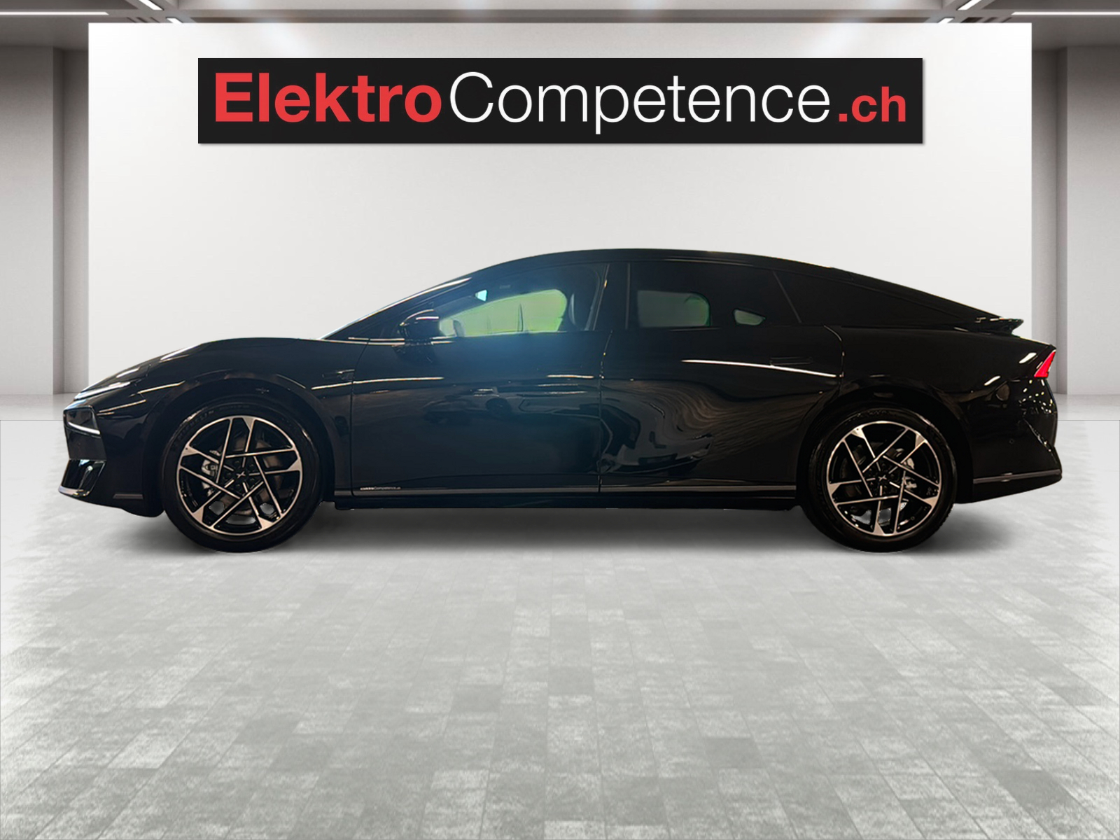 XPENG P7+ 75kWh Long Range-showroom-element-3