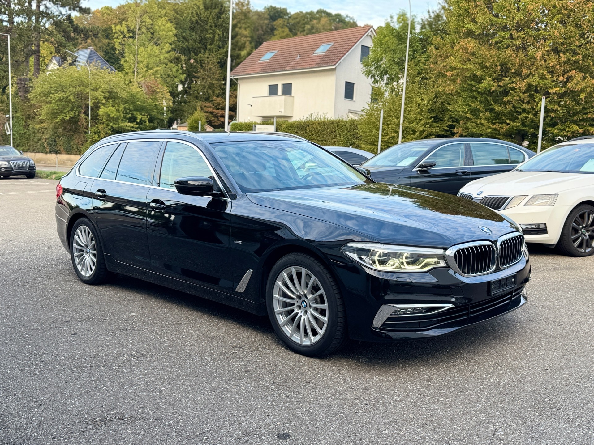 BMW 530d xDrive Touring Luxury Line Steptronic-image-4
