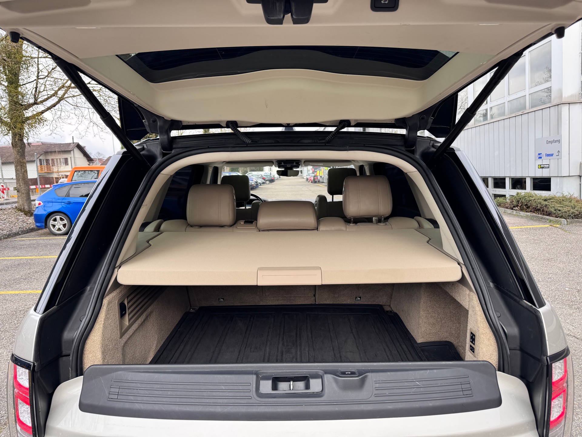 LAND ROVER Range Rover LWB 4.4 SDV8 Vogue Automatic-image-25