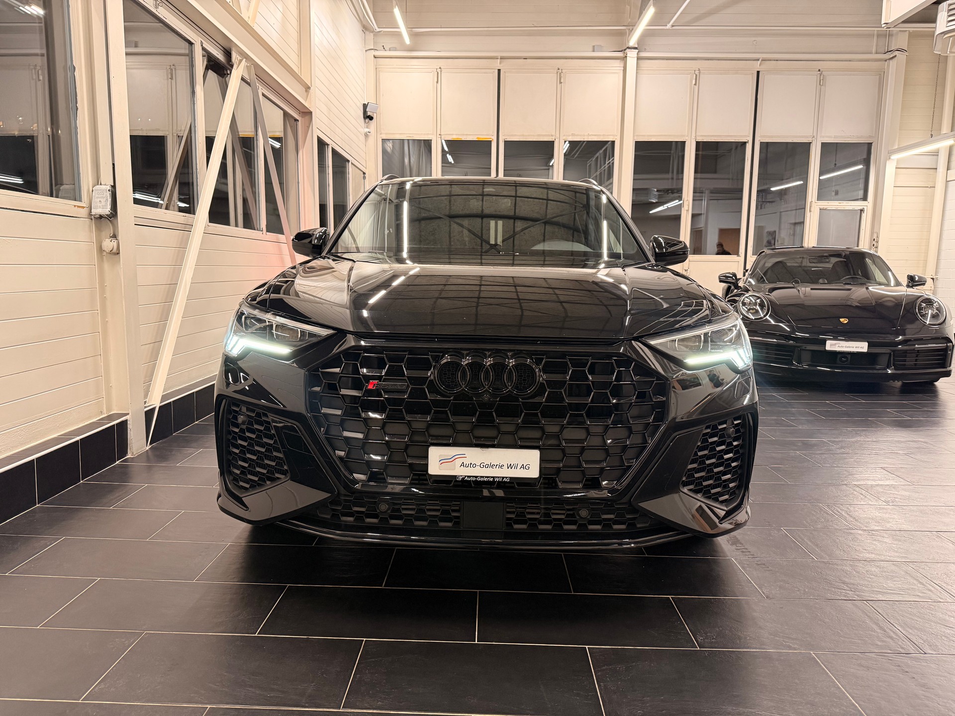 AUDI RS Q3 2.5 TFSI quattro S tronic-showroom-element-1