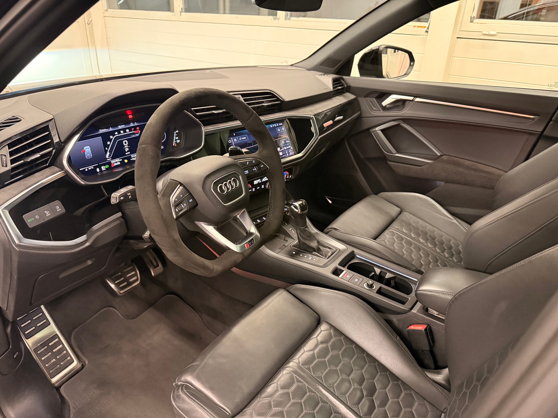 AUDI RS Q3 2.5 TFSI quattro S tronic-image-8