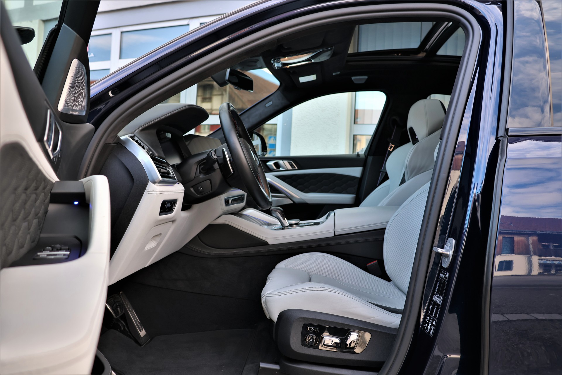 BMW X6M Steptronic M Competition (CH) "Tansanitblau"-image-10