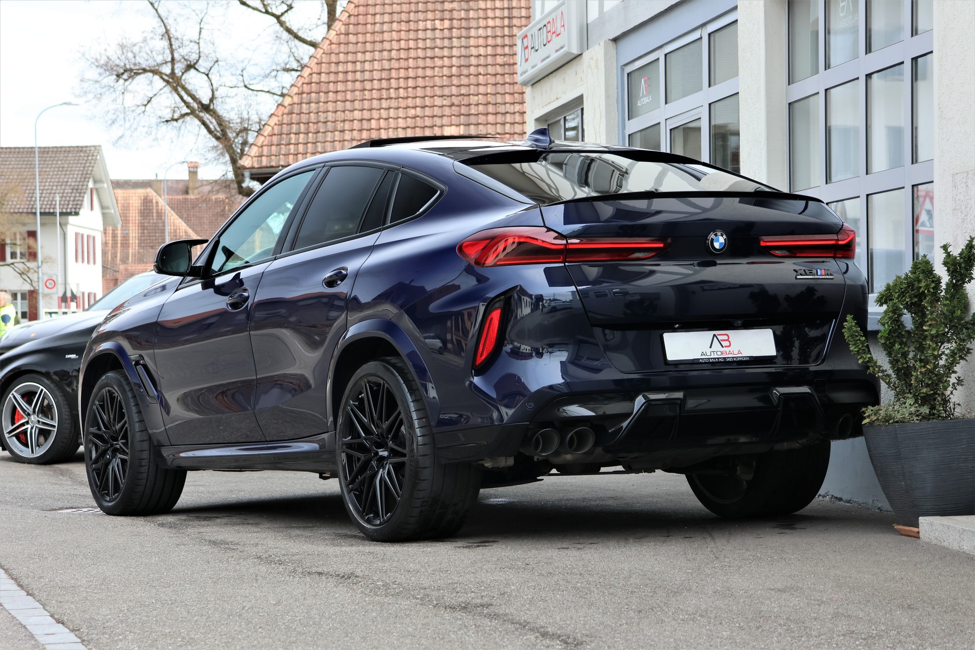 BMW X6M Steptronic M Competition (CH) "Tansanitblau"-showroom-element-2
