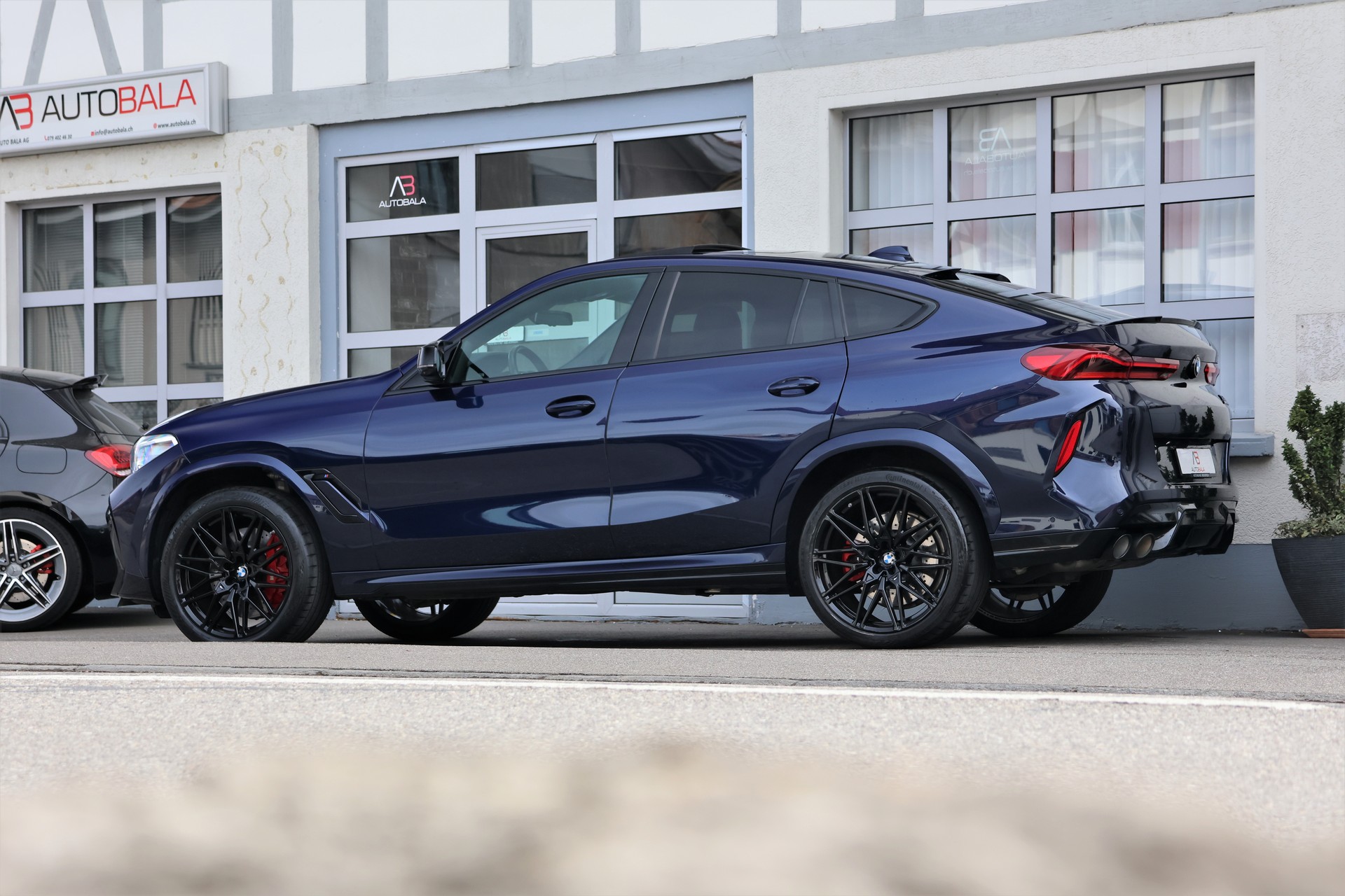 BMW X6M Steptronic M Competition (CH) "Tansanitblau"-showroom-element-3