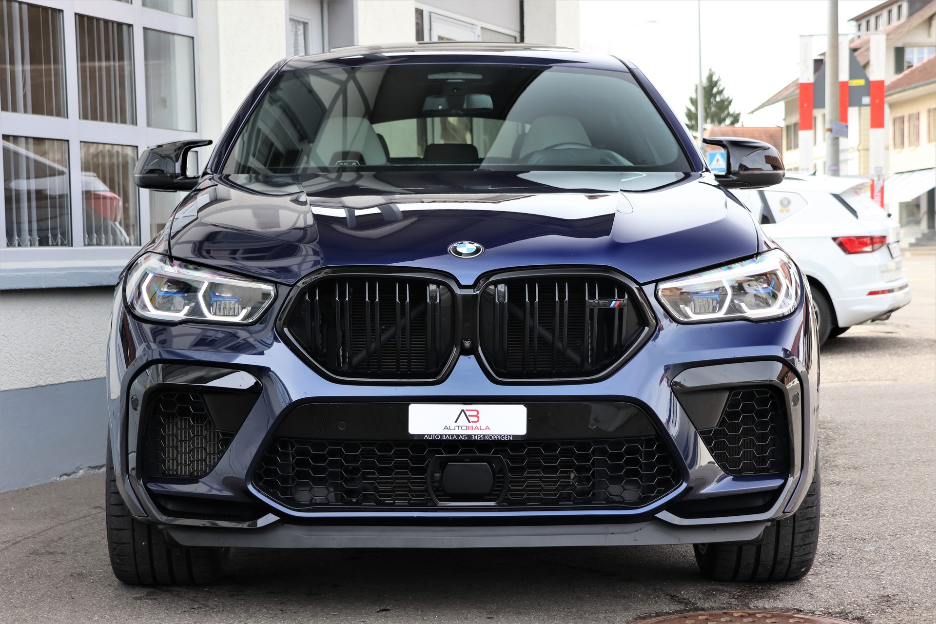BMW X6M Steptronic M Competition (CH) "Tansanitblau"-showroom-element-1