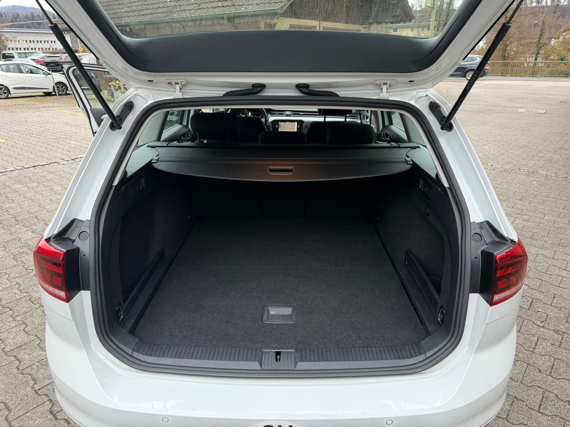 VW Passat Variant 2.0 TDI DSG-image-11