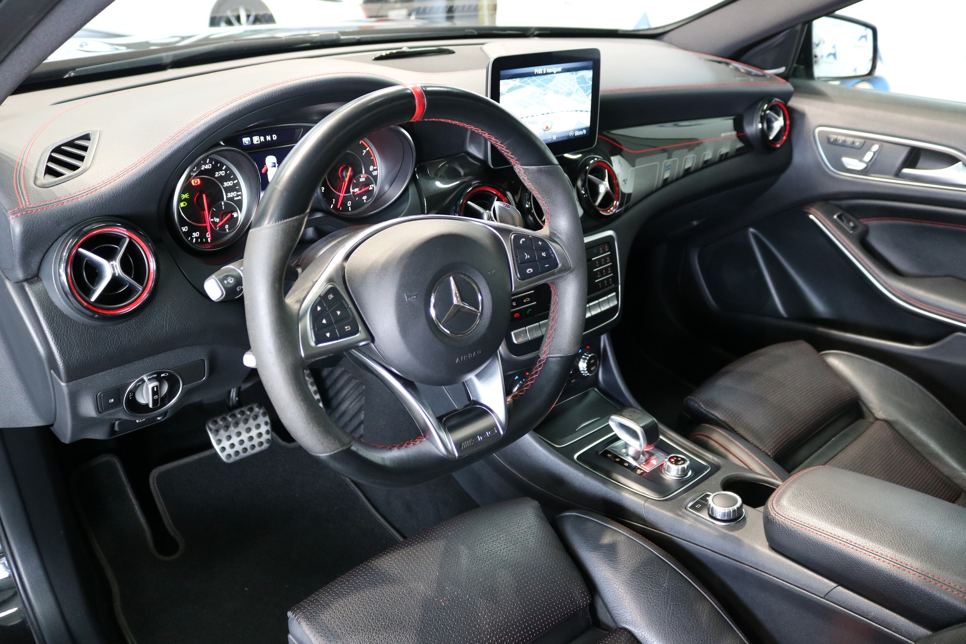 MERCEDES-BENZ GLA 45 AMG Night Edition 4Matic 7G-DCT-image-4