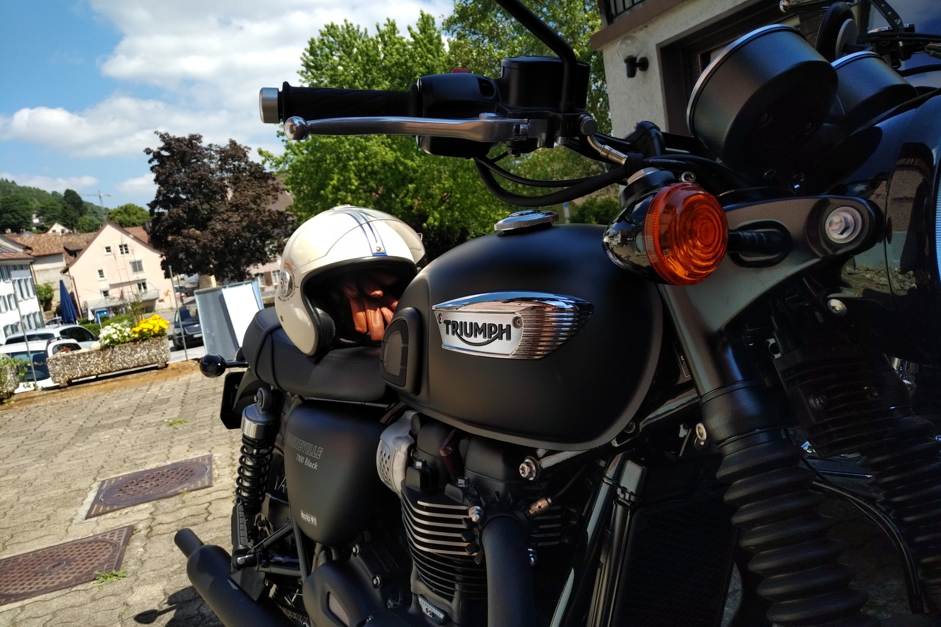 TRIUMPH Bonneville T120 Black-image-2