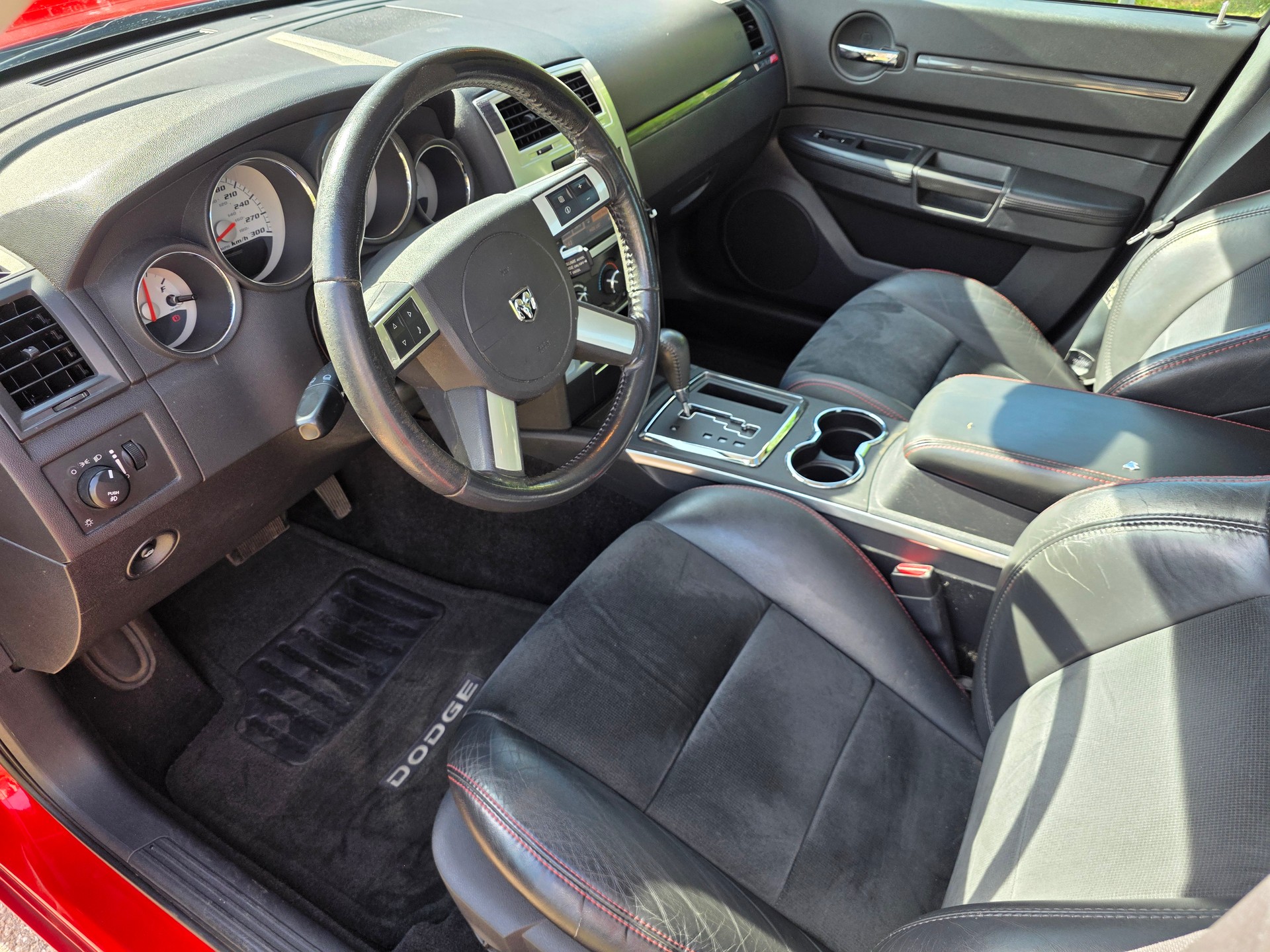 DODGE Charger SRT8-image-9