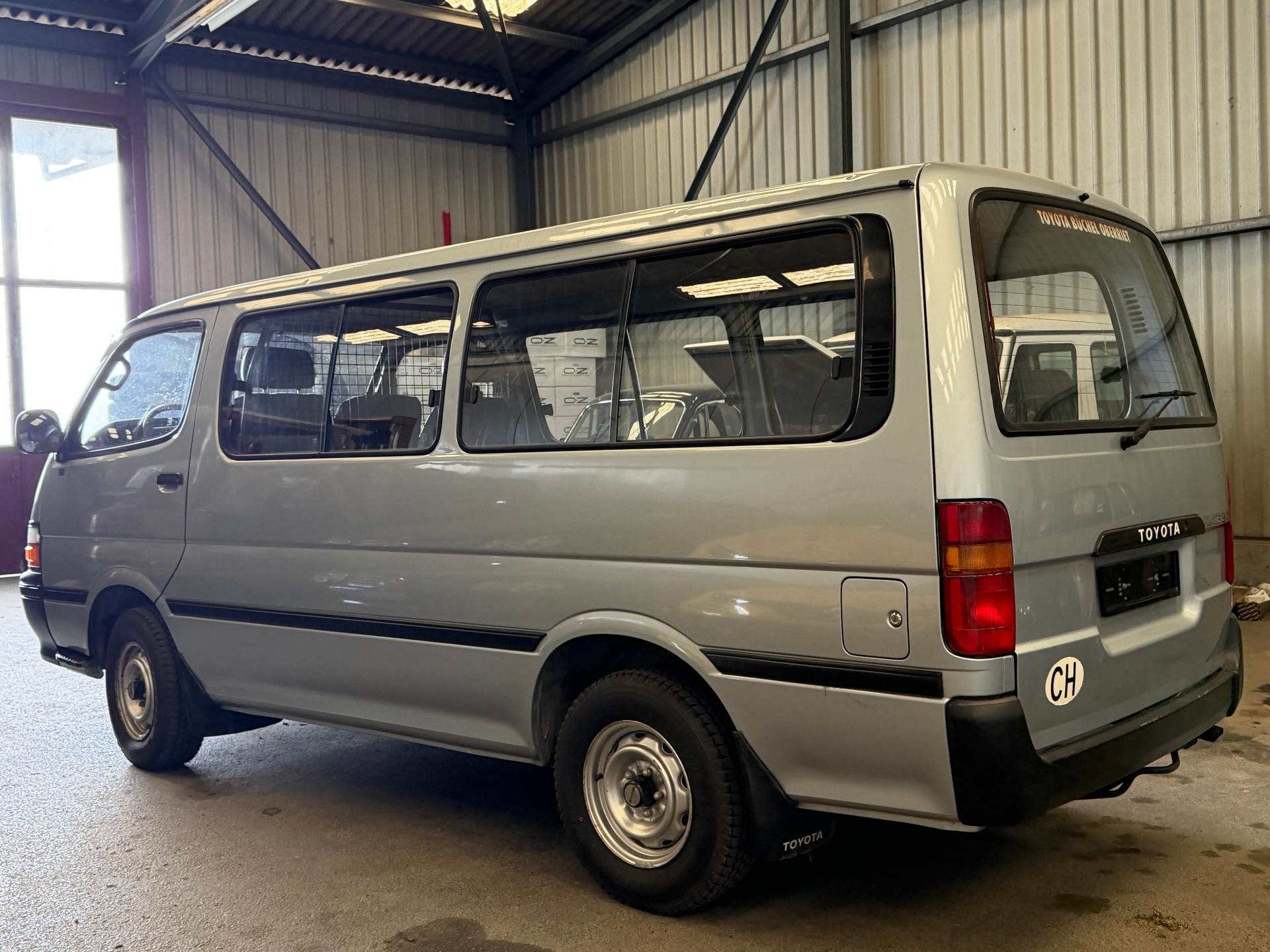 TOYOTA Hiace 2.4 EFI 4x2 Wagon-image-14