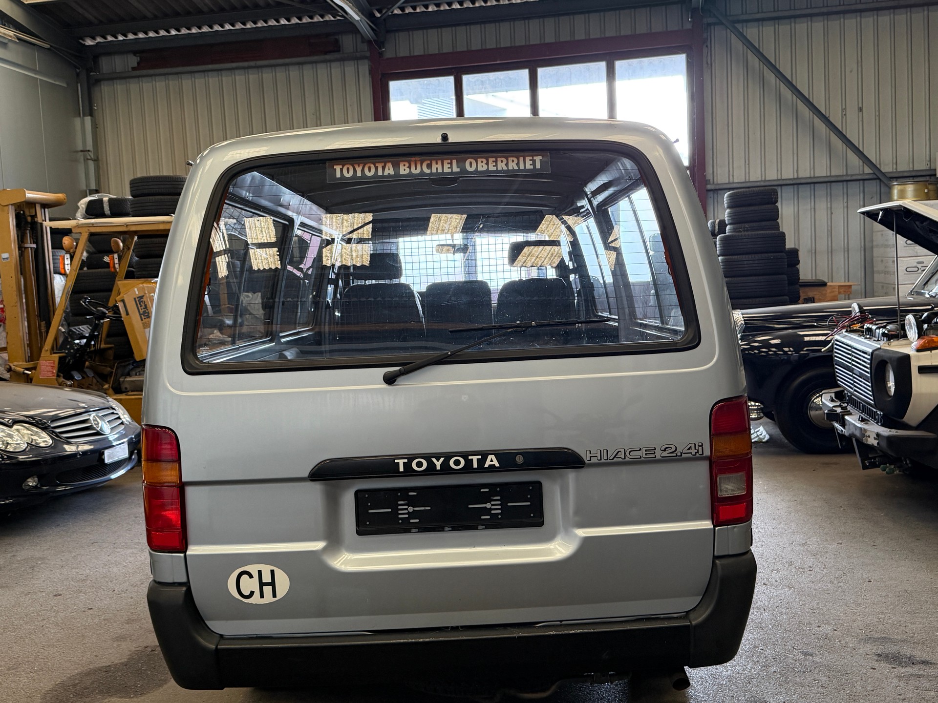 TOYOTA Hiace 2.4 EFI 4x2 Wagon-image-12