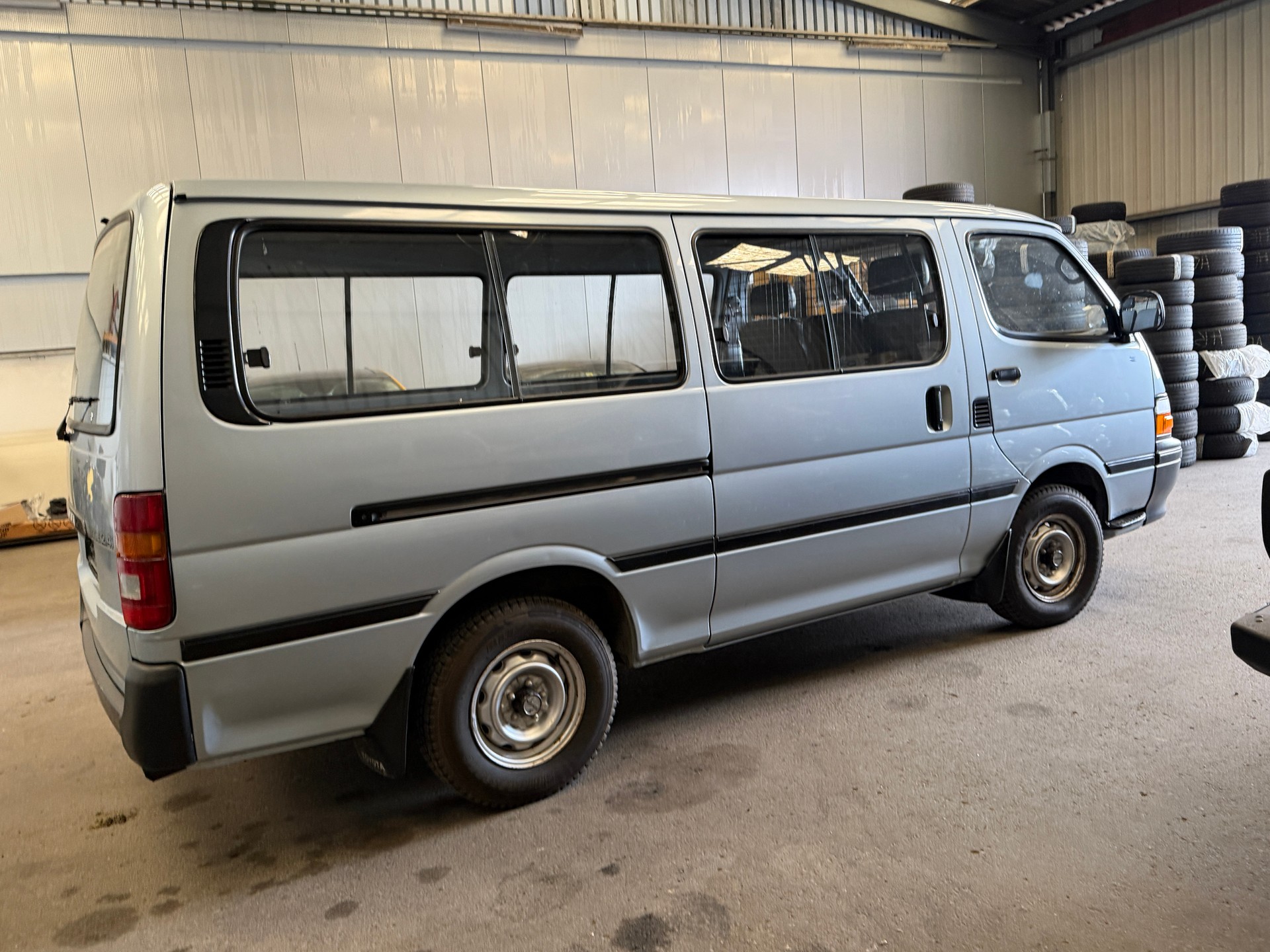 TOYOTA Hiace 2.4 EFI 4x2 Wagon-image-13