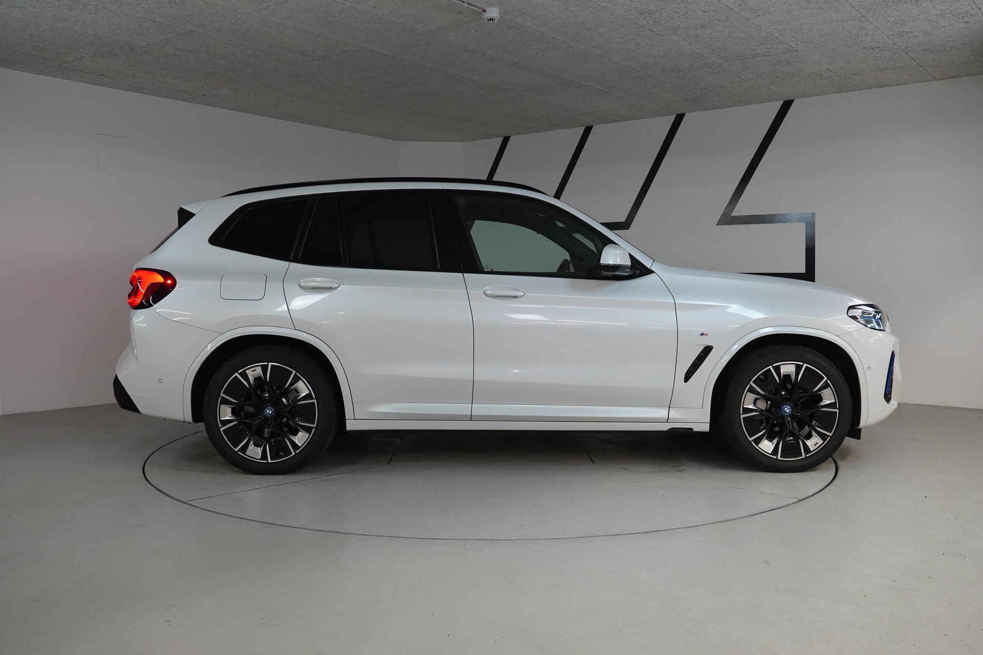 BMW iX3 Impressive-image-8