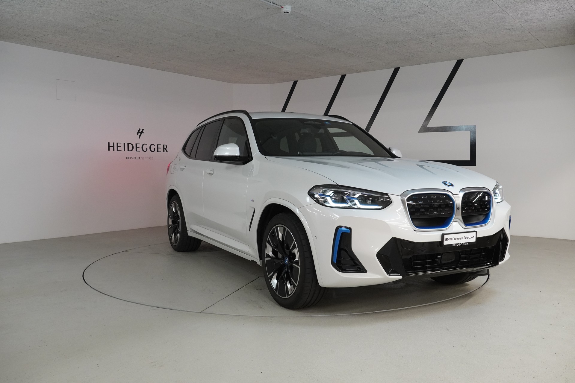 BMW iX3 Impressive-showroom-element-3
