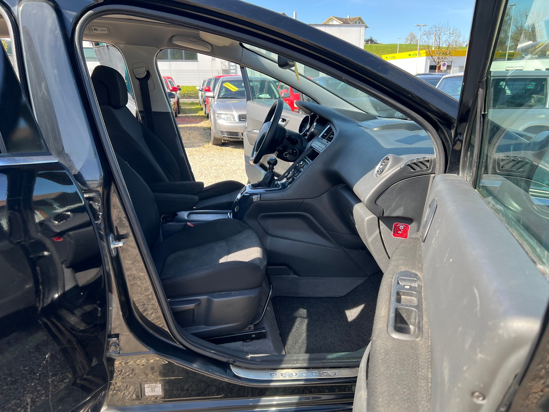 PEUGEOT 5008 1.6 HDI Sport-image-8