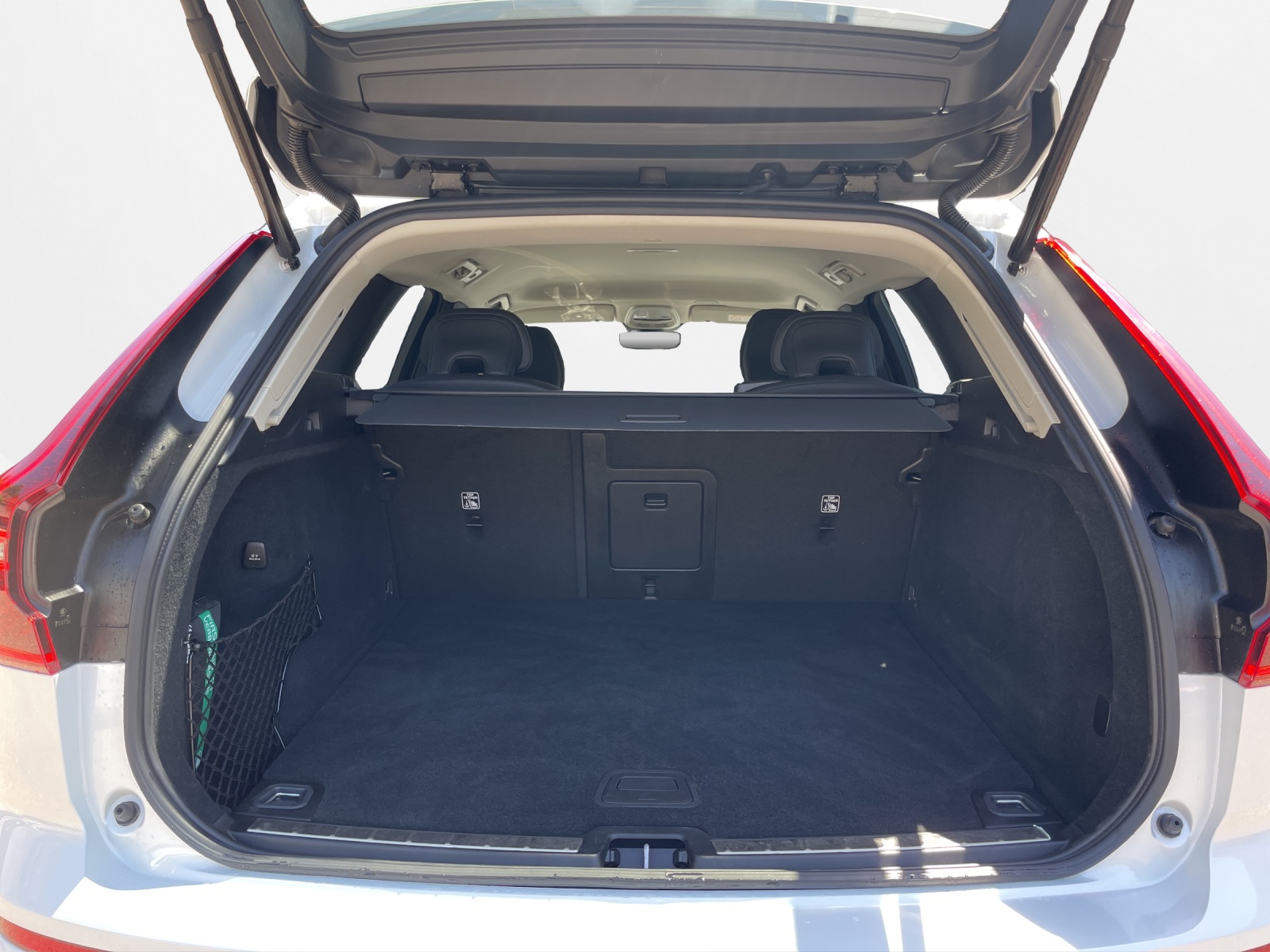 VOLVO XC60 2.0 B5 MH Plus Dark AWD-image-14