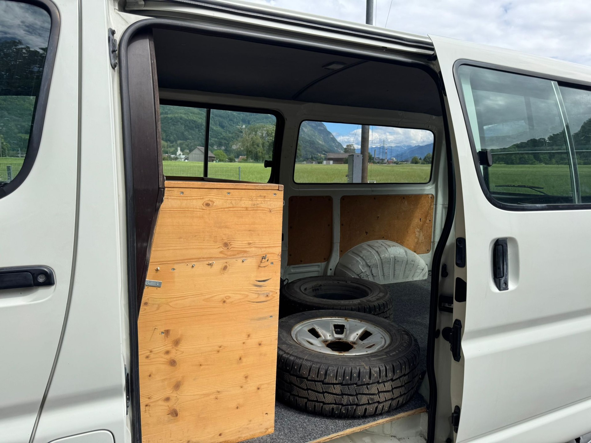 TOYOTA Hiace 2.4 Van 4x4 LWB-image-9