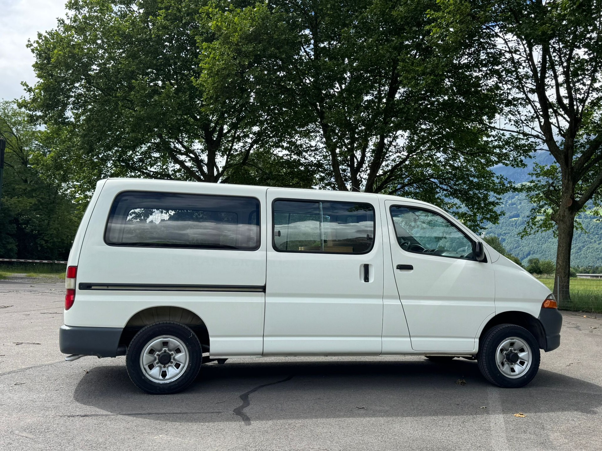TOYOTA Hiace 2.4 Van 4x4 LWB-showroom-element-2