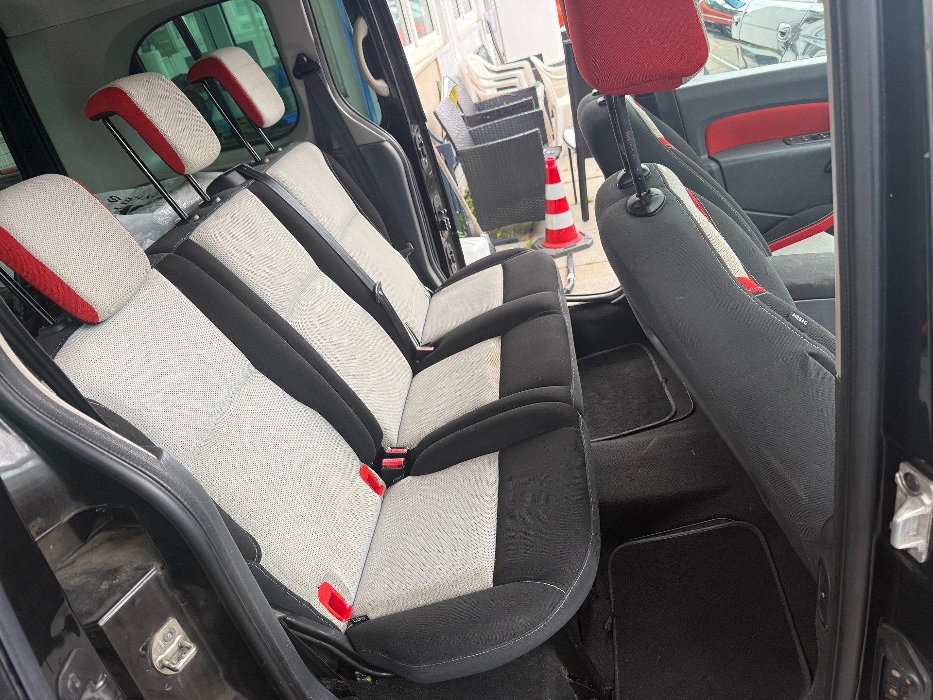 RENAULT Kangoo 1.5 dCi Happy Family-image-11