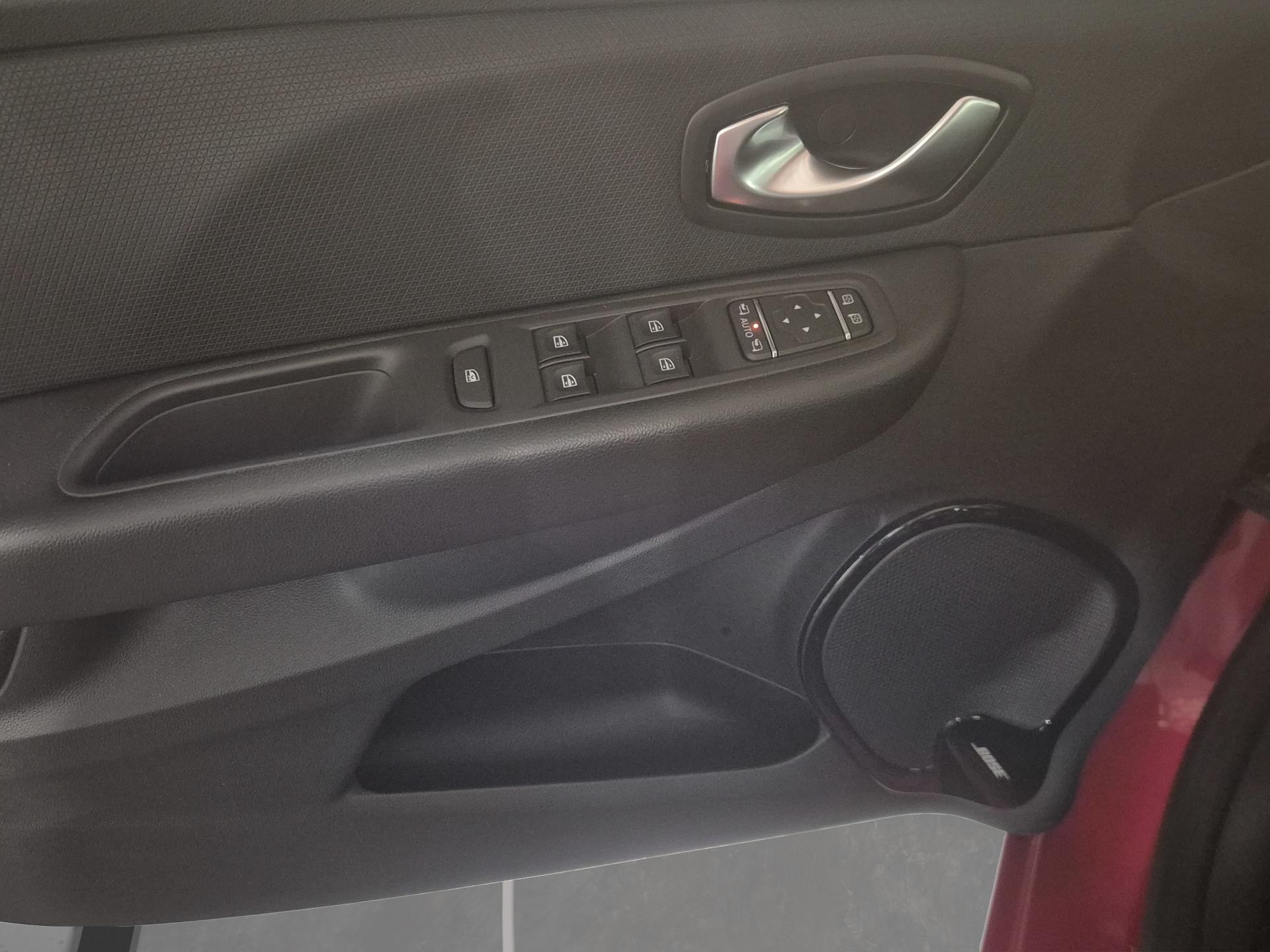 RENAULT Clio 0.9 12V Intens-image-23
