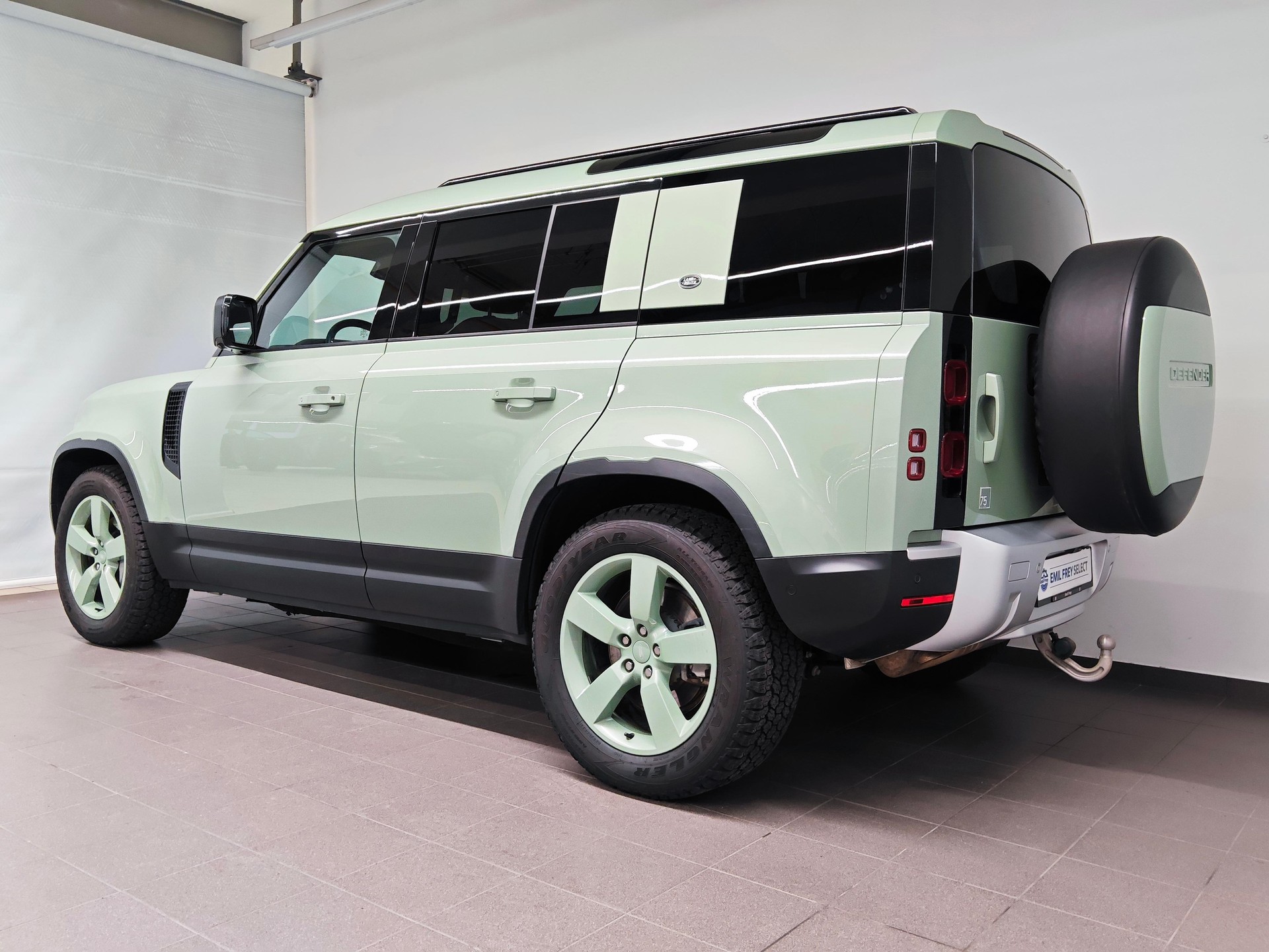 LAND ROVER Defender 110 3.0 D I6 300 75th Edition - Equipaggiato di gancio traino elettrico-showroom-element-3