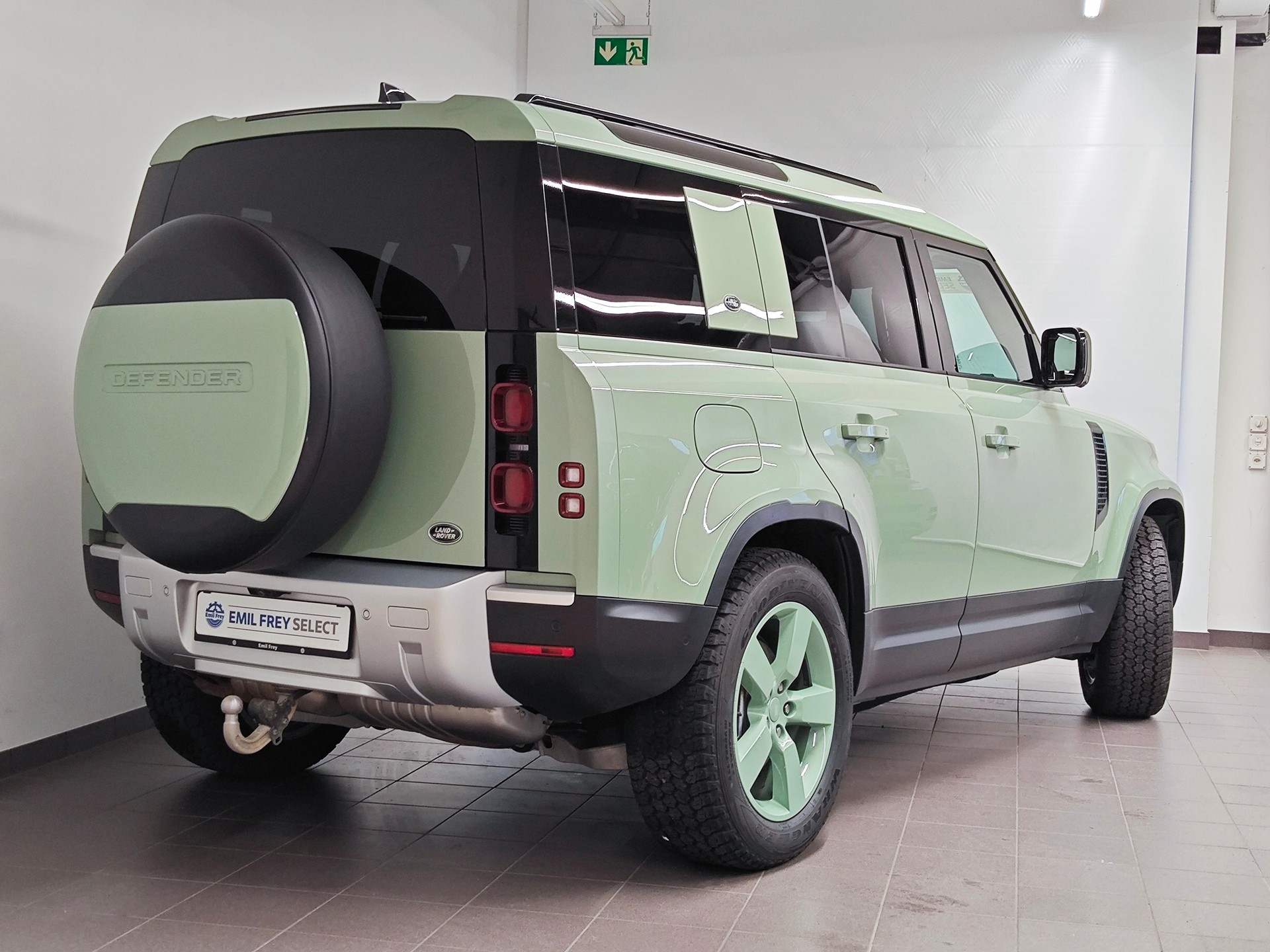 LAND ROVER Defender 110 3.0 D I6 300 75th Edition - Equipaggiato di gancio traino elettrico-showroom-element-2