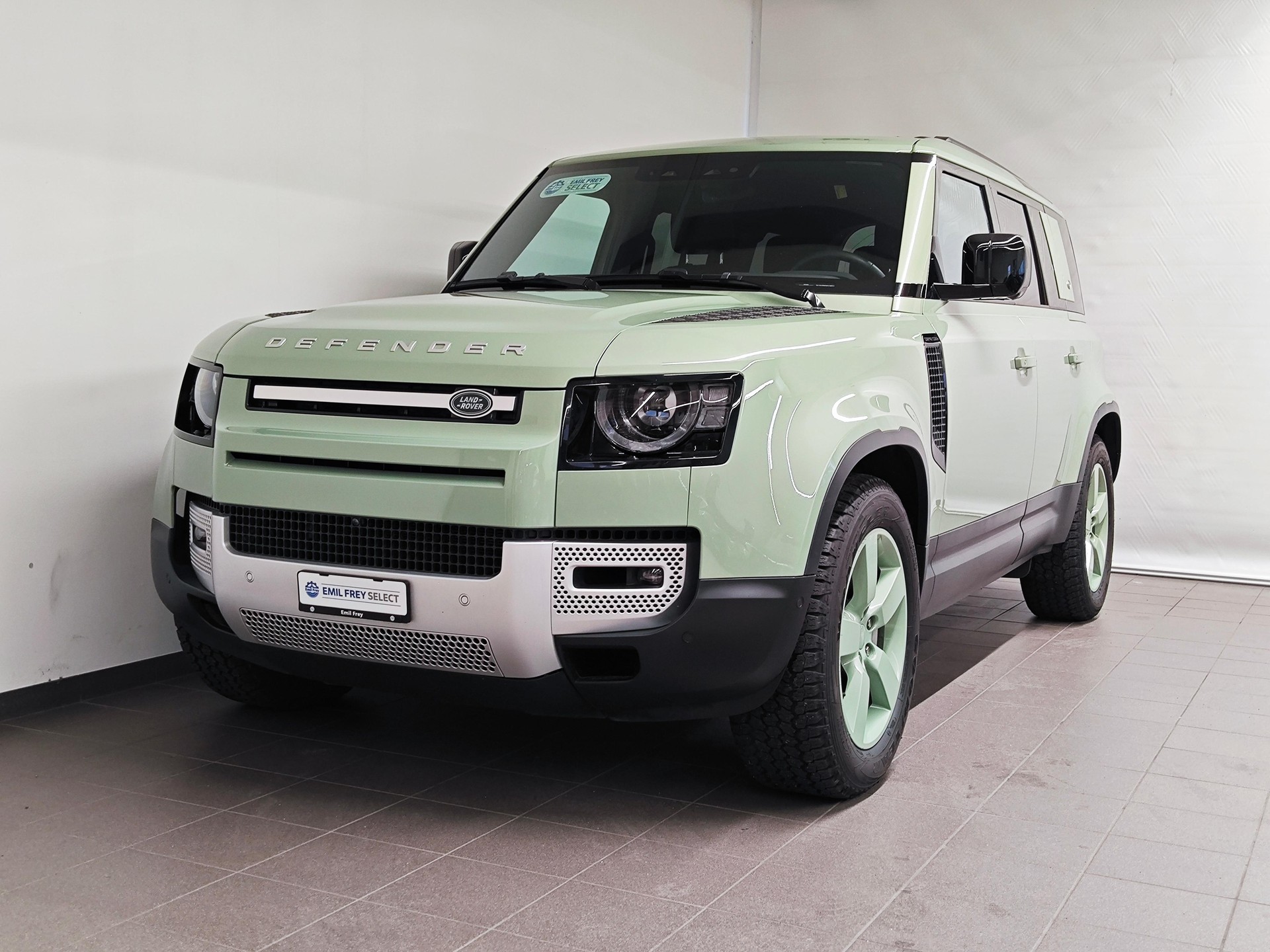 LAND ROVER Defender 110 3.0 D I6 300 75th Edition - Equipaggiato di gancio traino elettrico-showroom-element-1