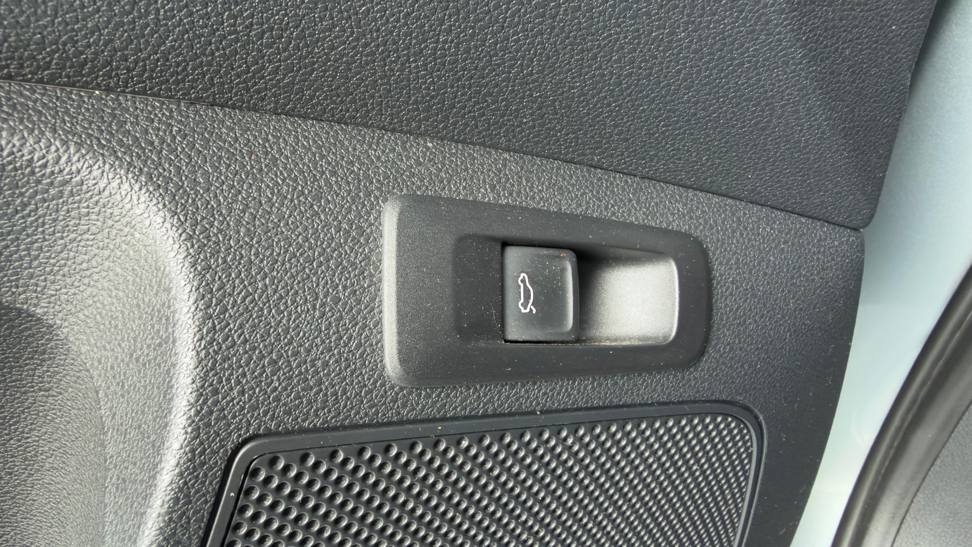 SKODA Karoq 1.6 TDI Smile DSG-image-12