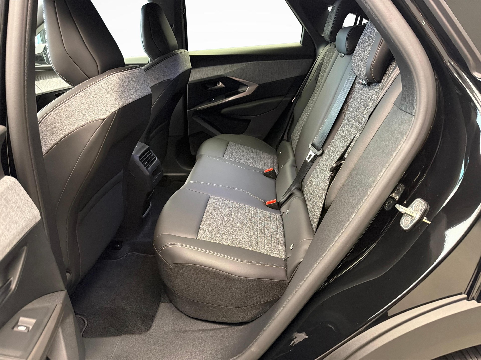 PEUGEOT 3008 1.2 Hybrid Allure-image-10