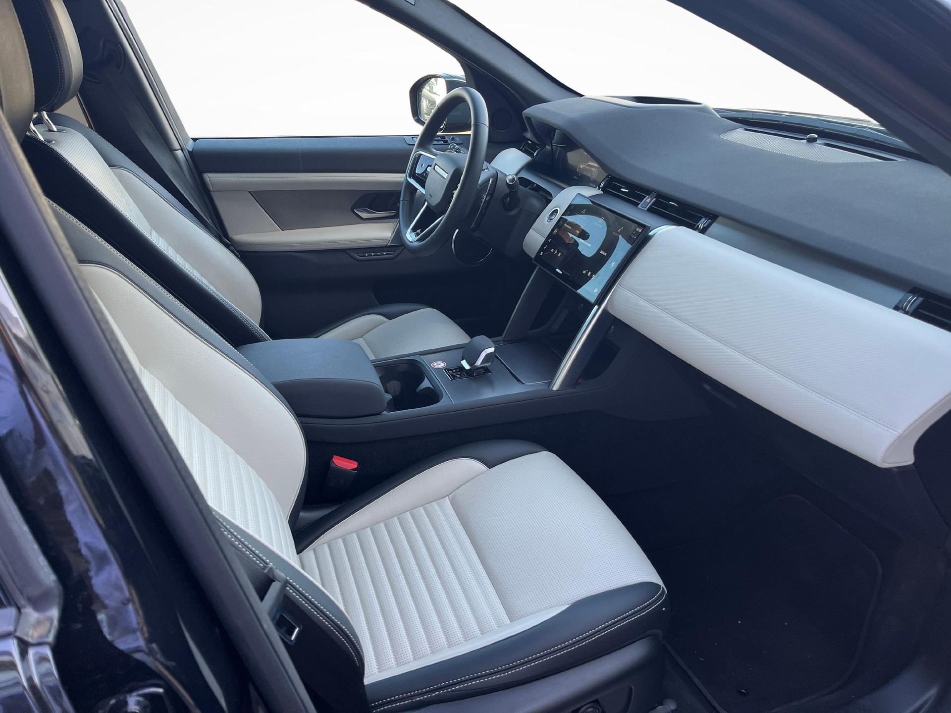 LAND ROVER Discovery Sport 1.5 T 270e Dynamic SE-image-9