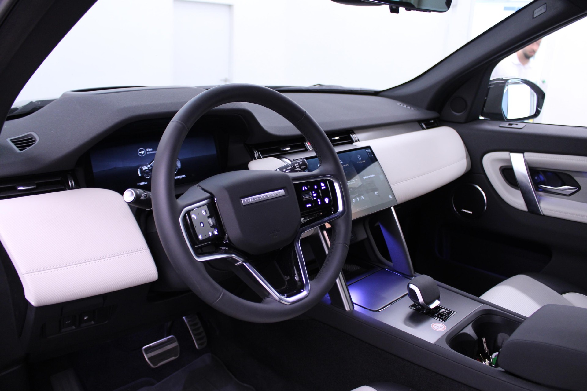 LAND ROVER Discovery Sport 1.5 T 270e Dynamic SE-image-12