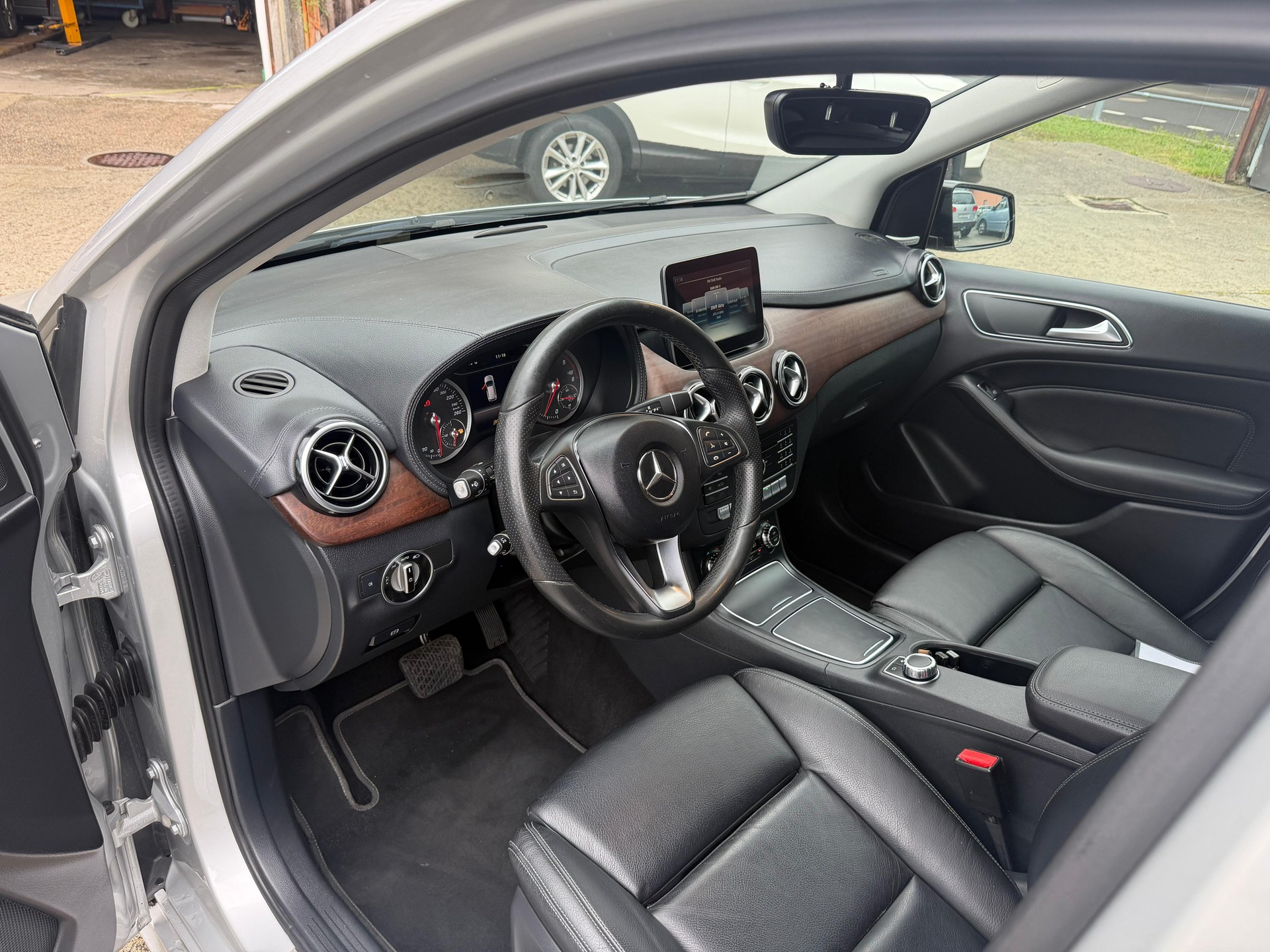 MERCEDES-BENZ B 220 CDI Swiss Star Edition Urban 4Matic 7G-DCT-image-7