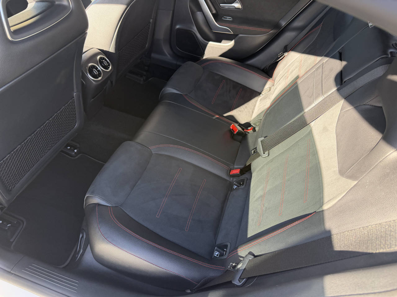 MERCEDES-BENZ CLA 200 AMG Line Shooting Brake-image-7