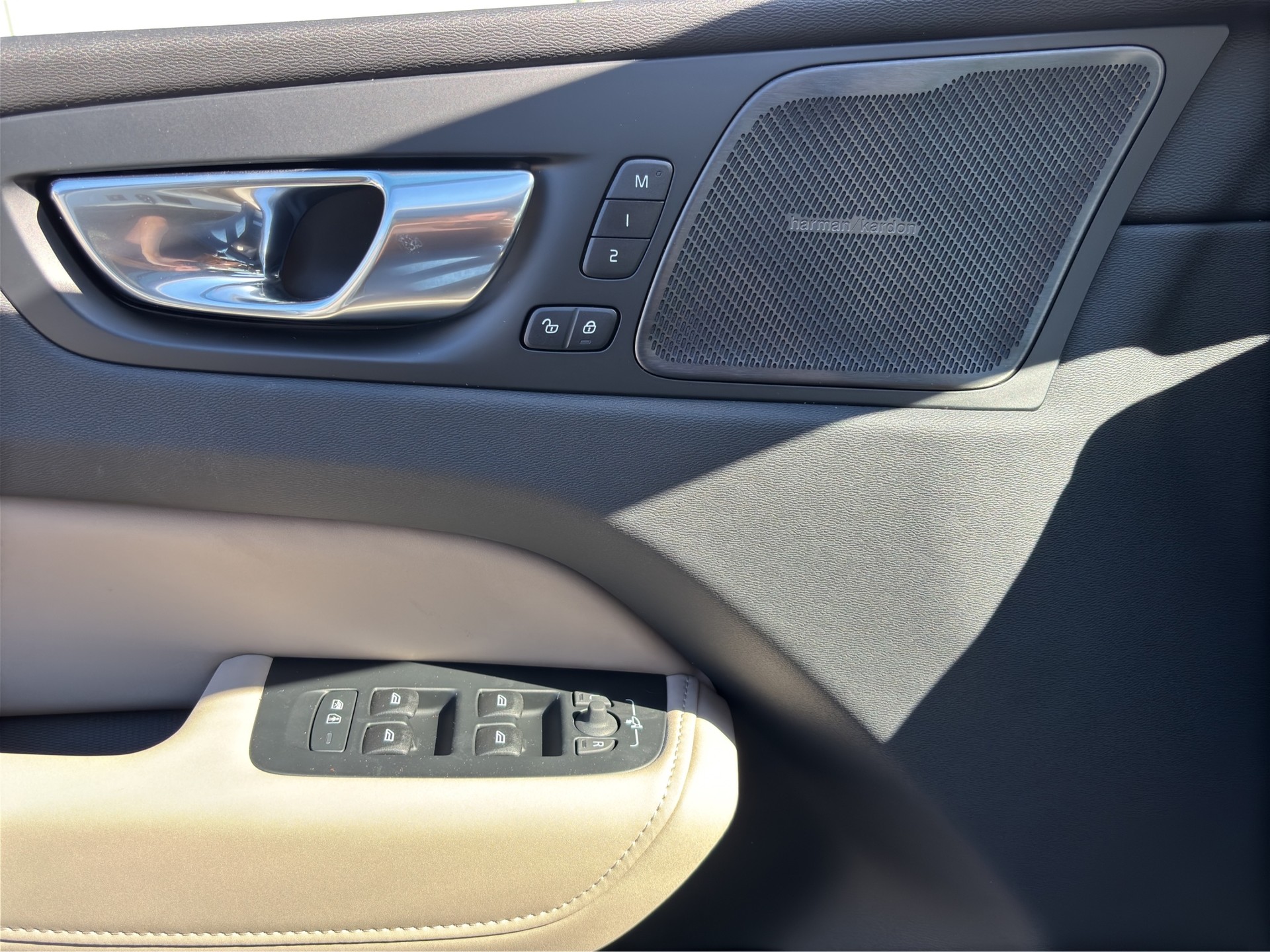 VOLVO XC60 2.0 T6 TE Ultra Dark eAWD-image-18