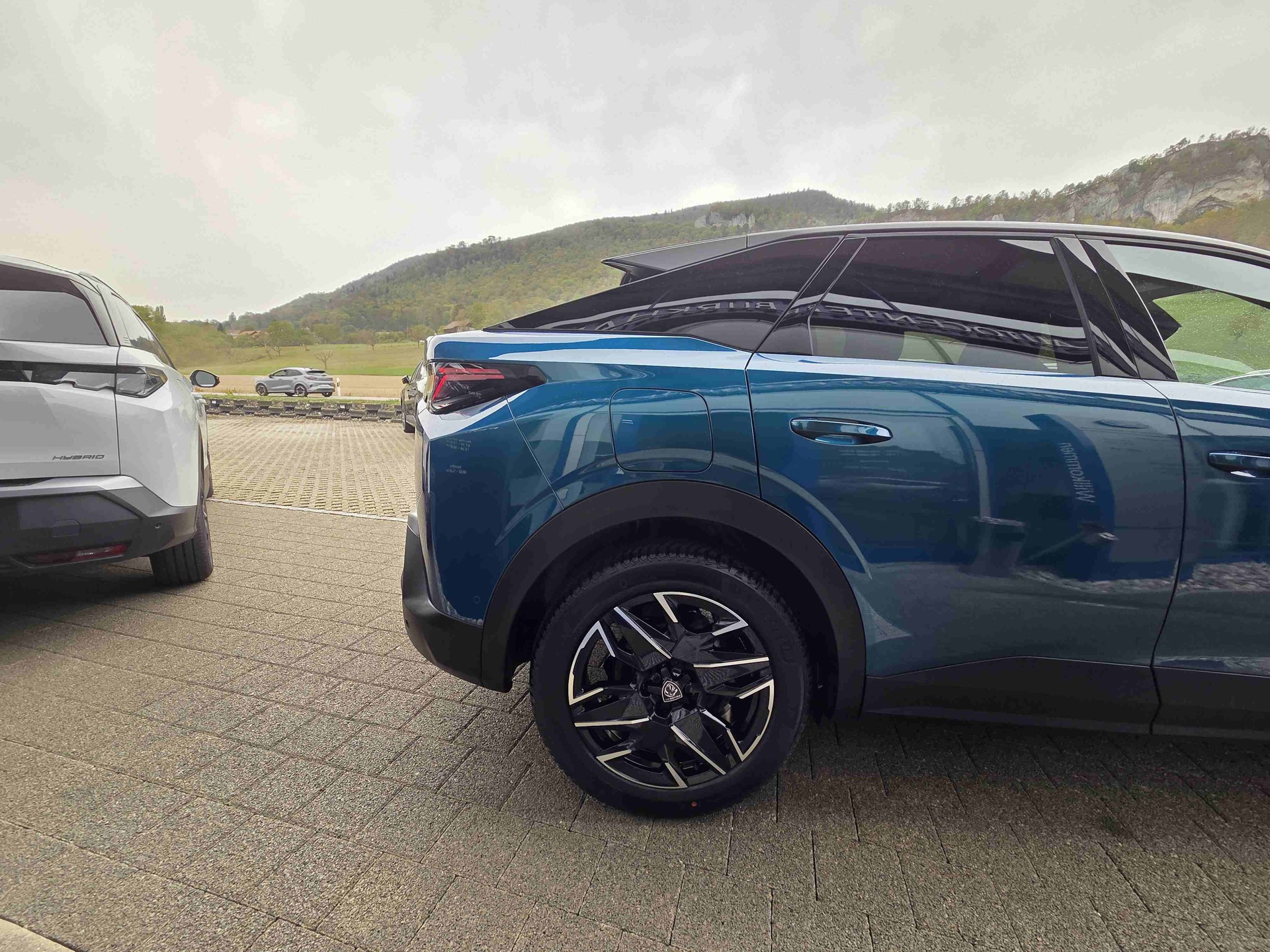 PEUGEOT 3008 1.2 Hybrid GT-image-4