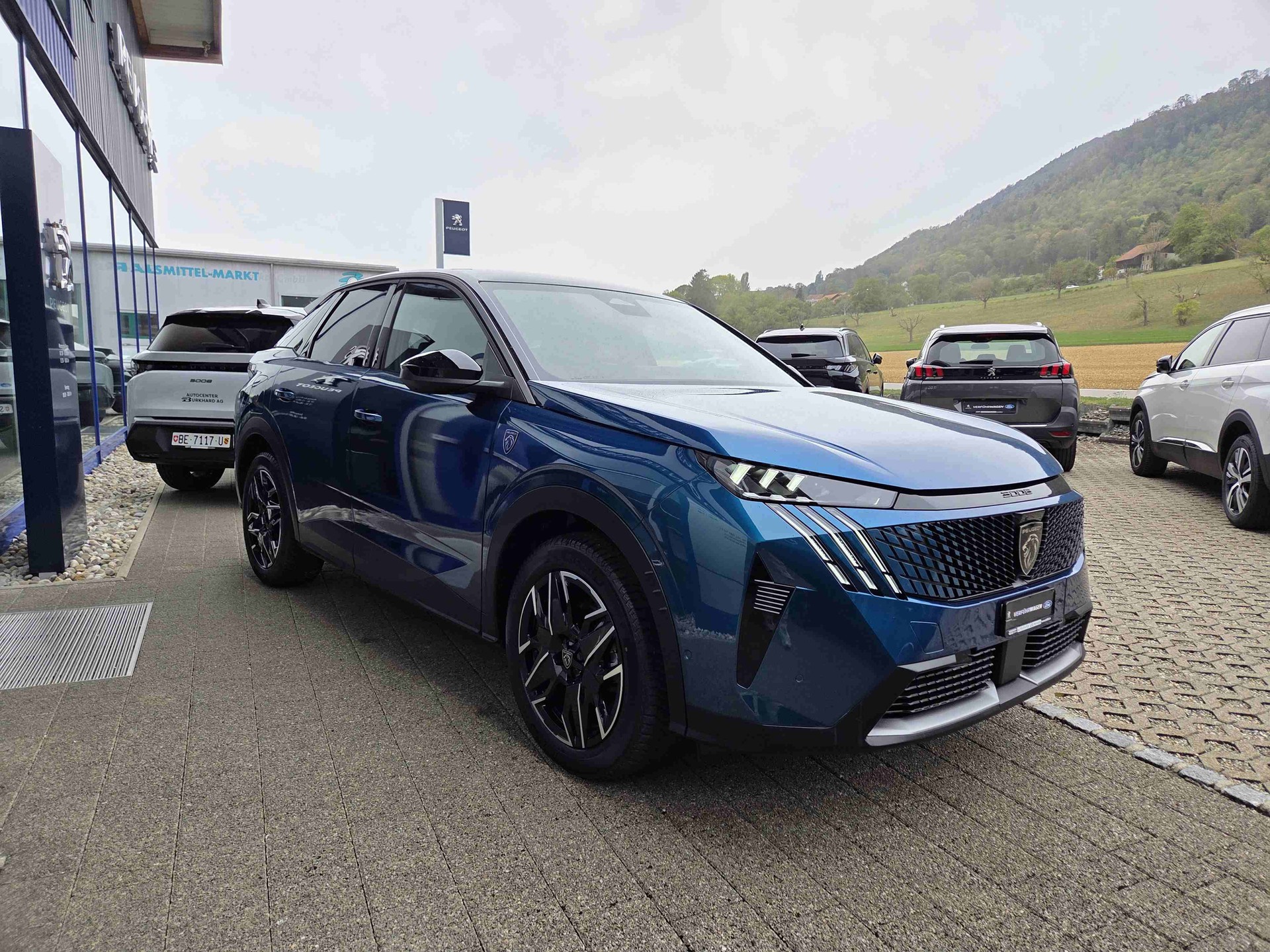PEUGEOT 3008 1.2 Hybrid GT-showroom-element-3