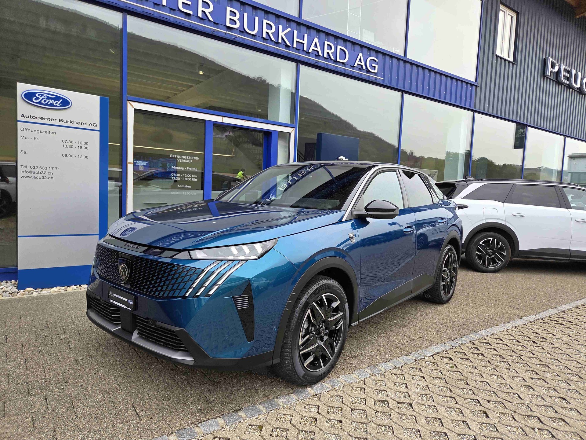 PEUGEOT 3008 1.2 Hybrid GT-showroom-element-1
