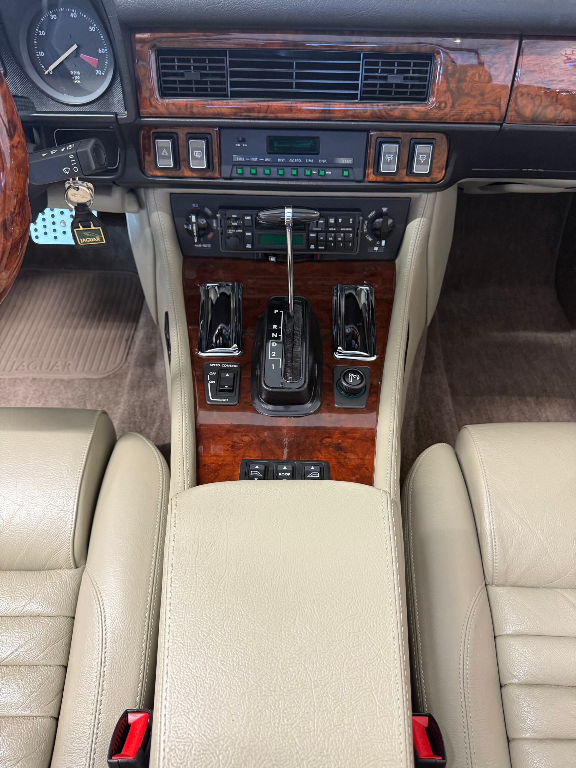 JAGUAR XJS 5.3 V12 Convertible-image-21