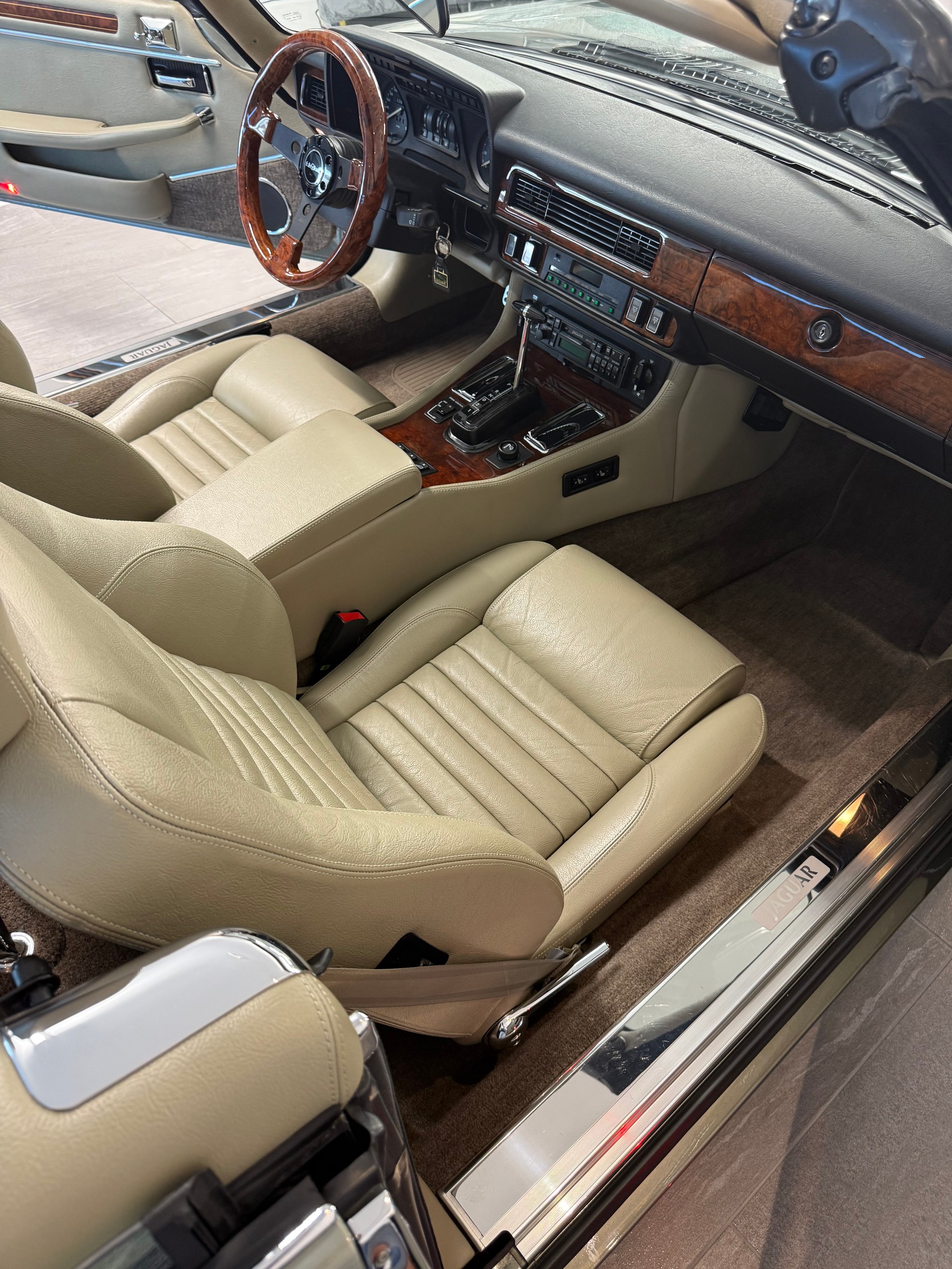 JAGUAR XJS 5.3 V12 Convertible-image-18