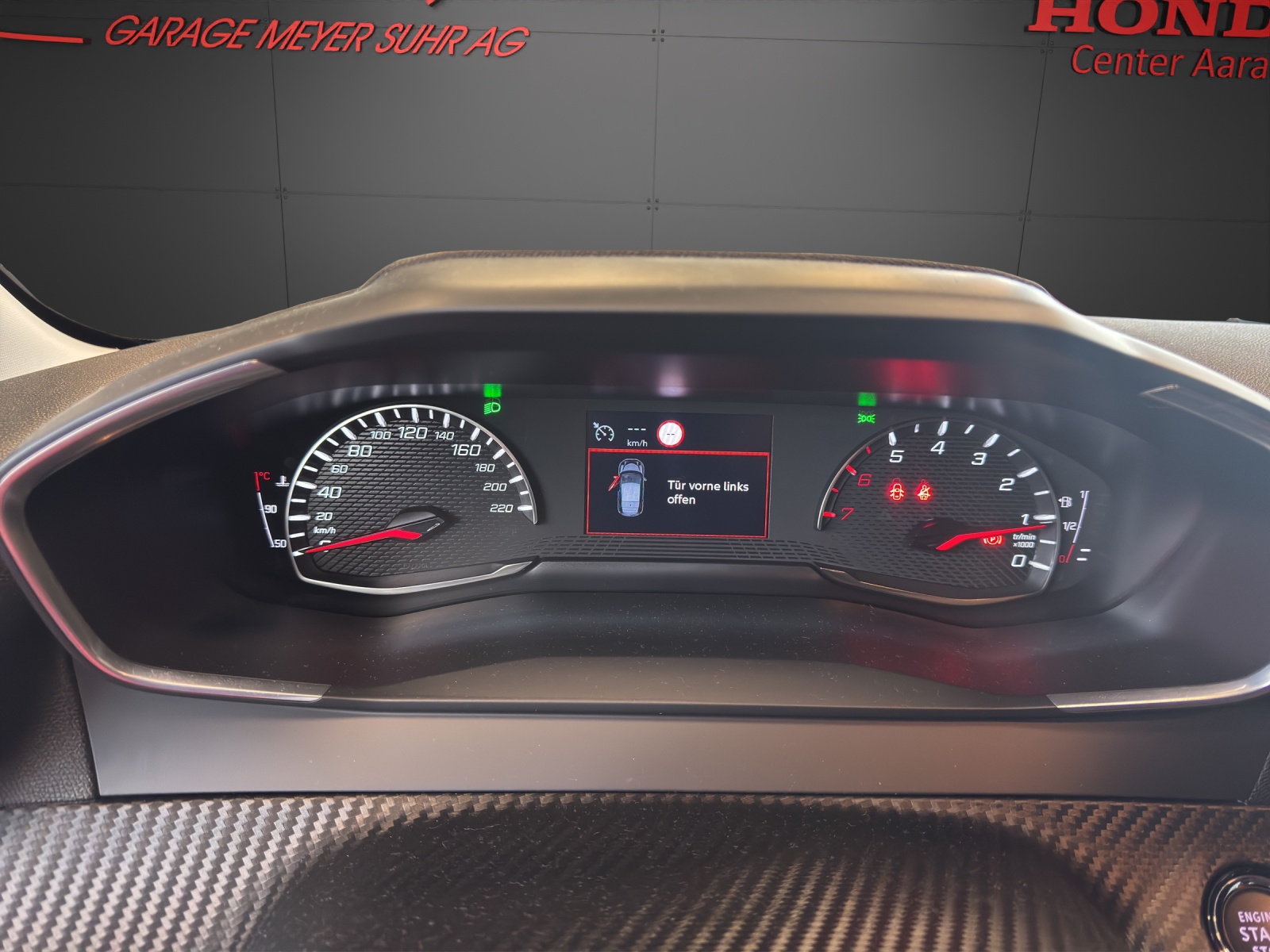 PEUGEOT 208 1.2 PureTech 100 Allure-image-10