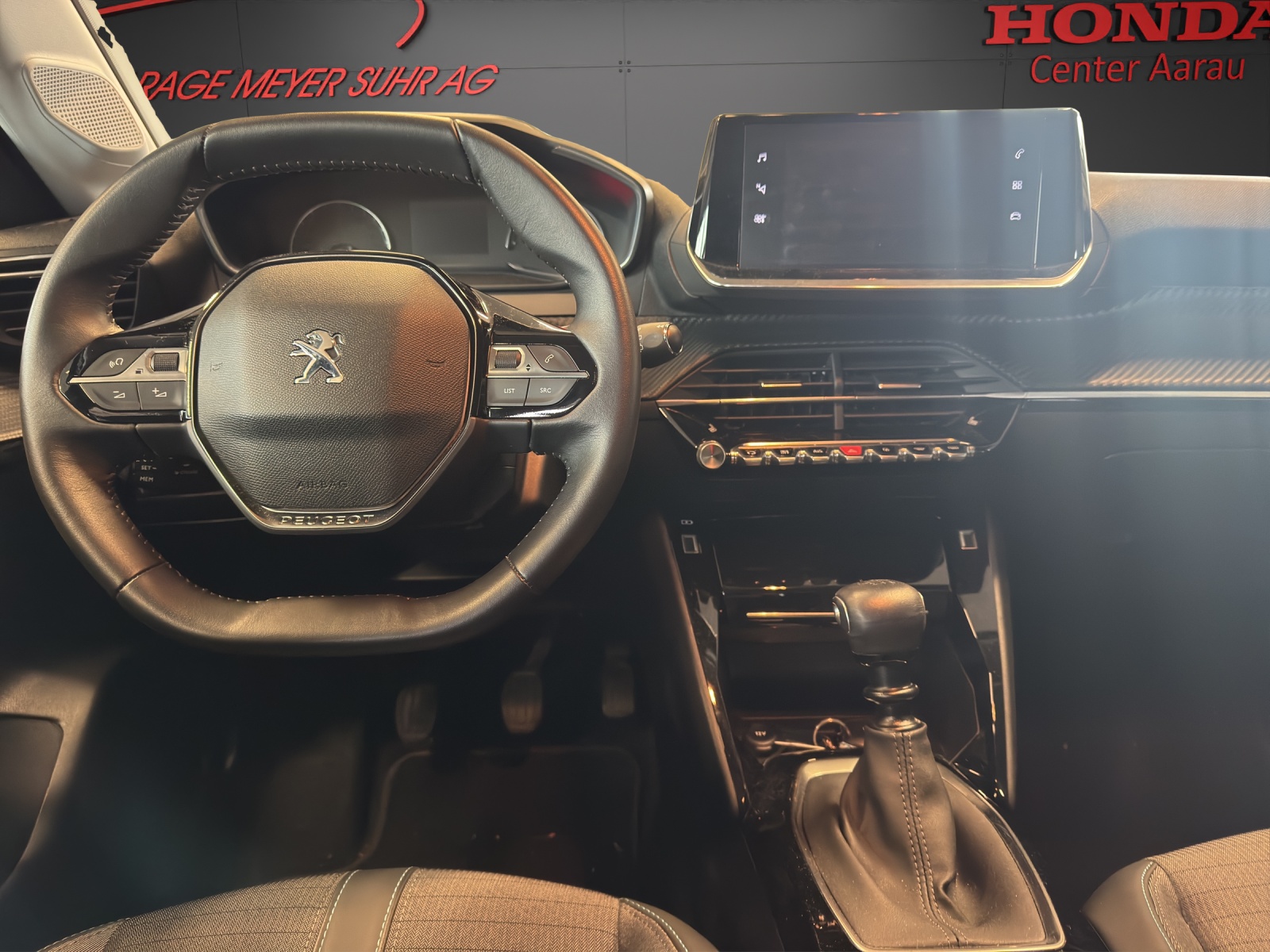 PEUGEOT 208 1.2 PureTech 100 Allure-image-8