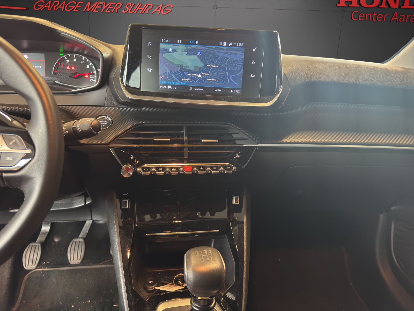 PEUGEOT 208 1.2 PureTech 100 Allure-image-11