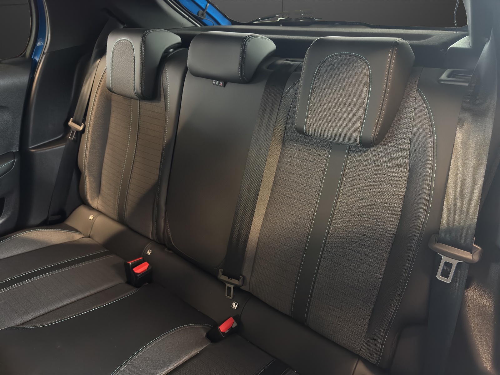 PEUGEOT 208 1.2 PureTech 100 Allure-image-15