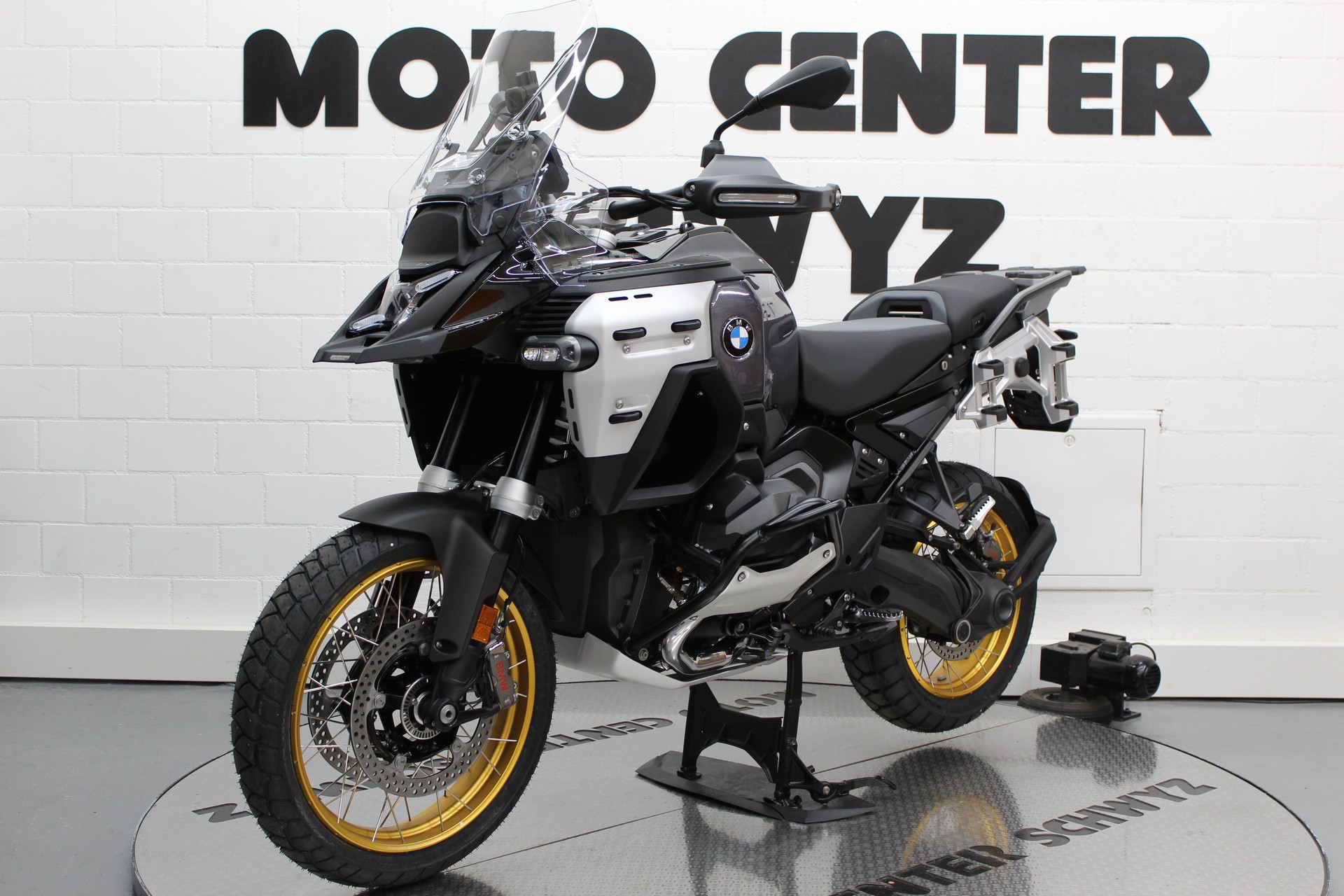 BMW R 1300 GS Adventure-image-2